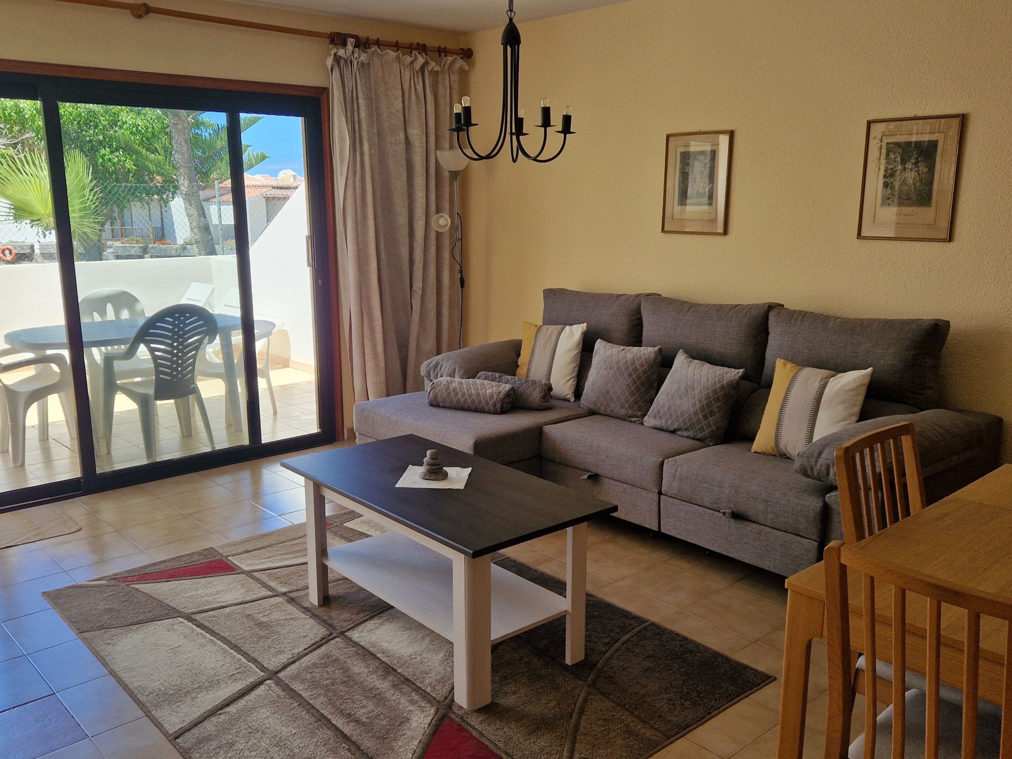 Ruhige Ferienwohnung mit Pool und Meerblick