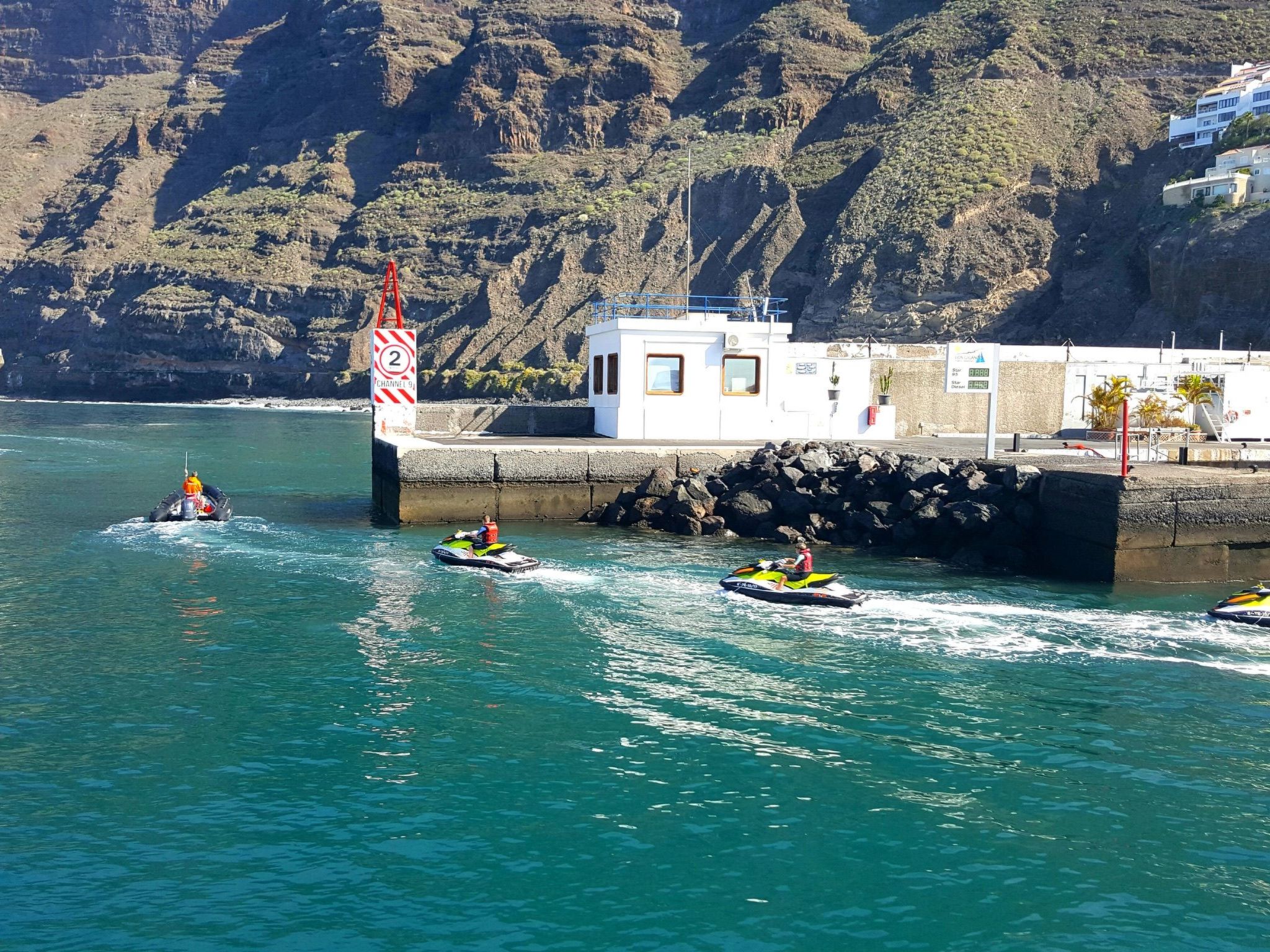Photo of Wohnung mit Aussicht auf Meer und Klippen
