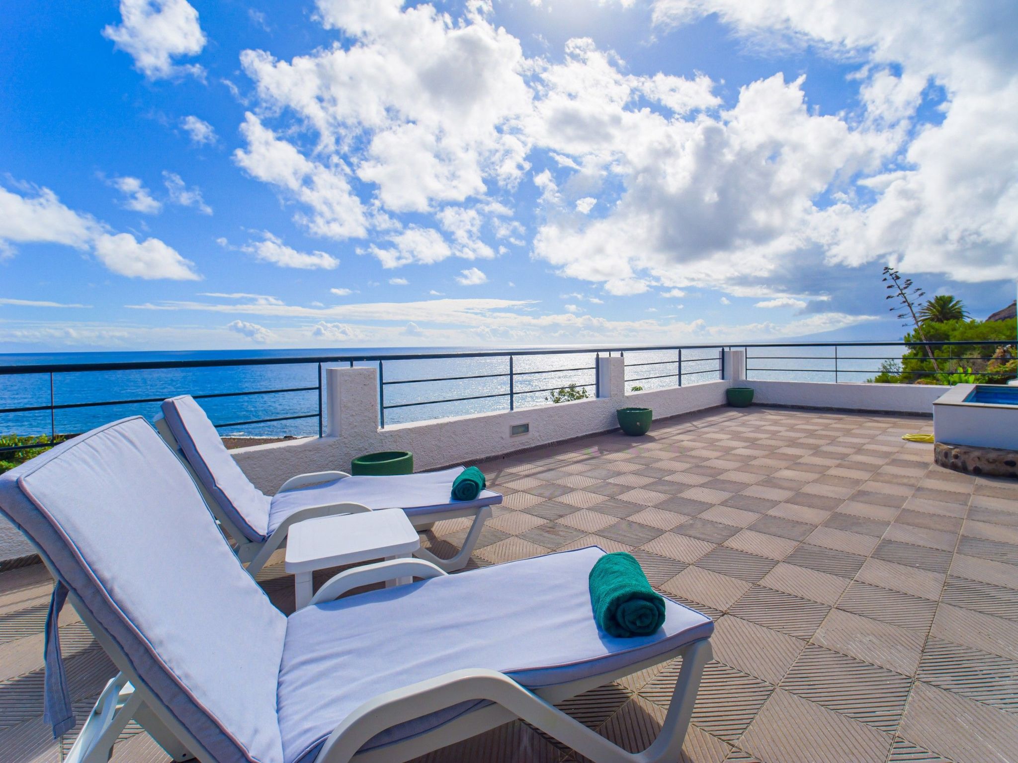 Zweitstöckiges Ferienvilla mit Terrassen, Pool, Sauna sowie herrlichem Berg- un