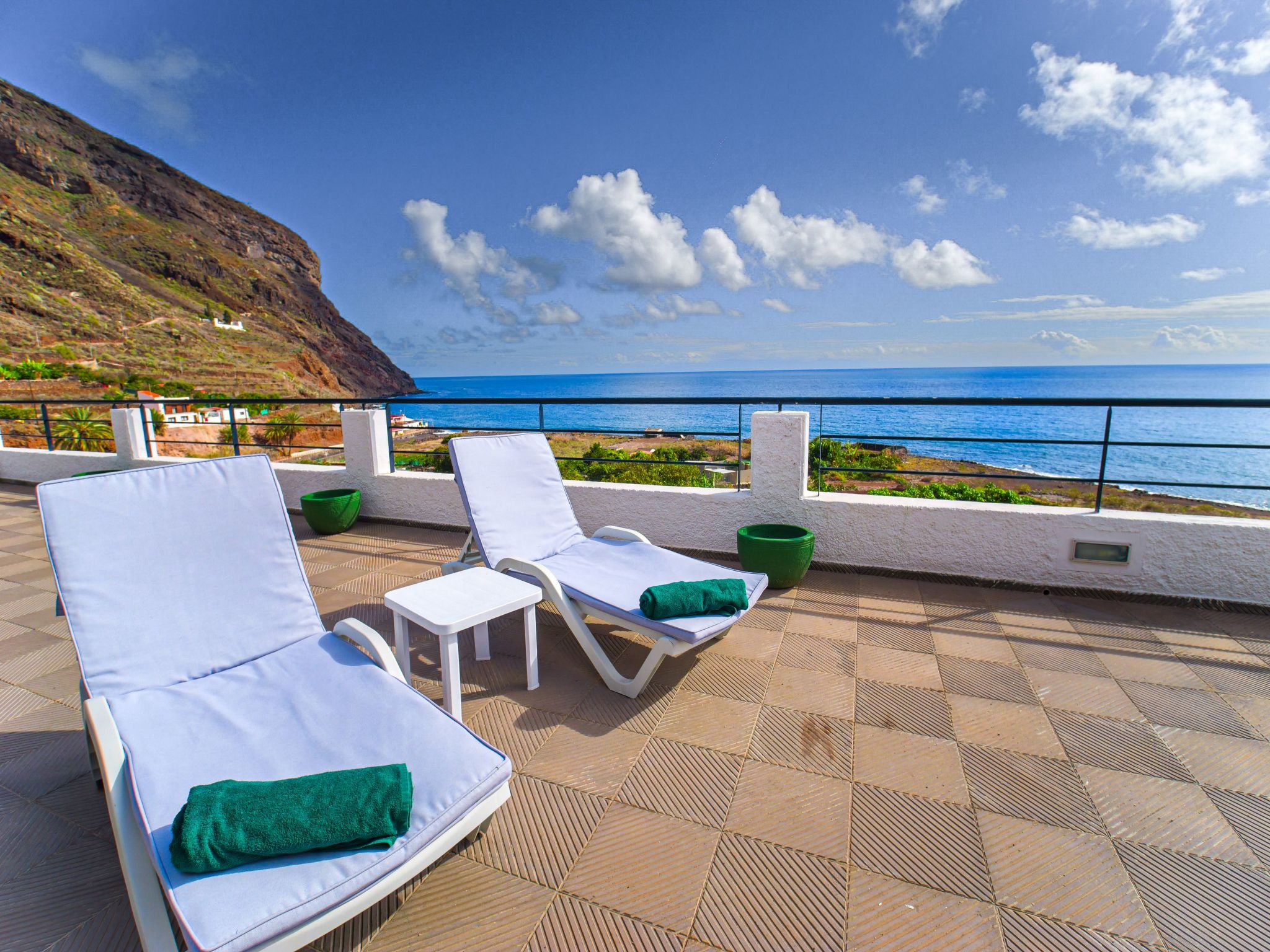 Zweitstöckiges Ferienvilla mit Terrassen, Pool, Sauna sowie herrlichem Berg- un