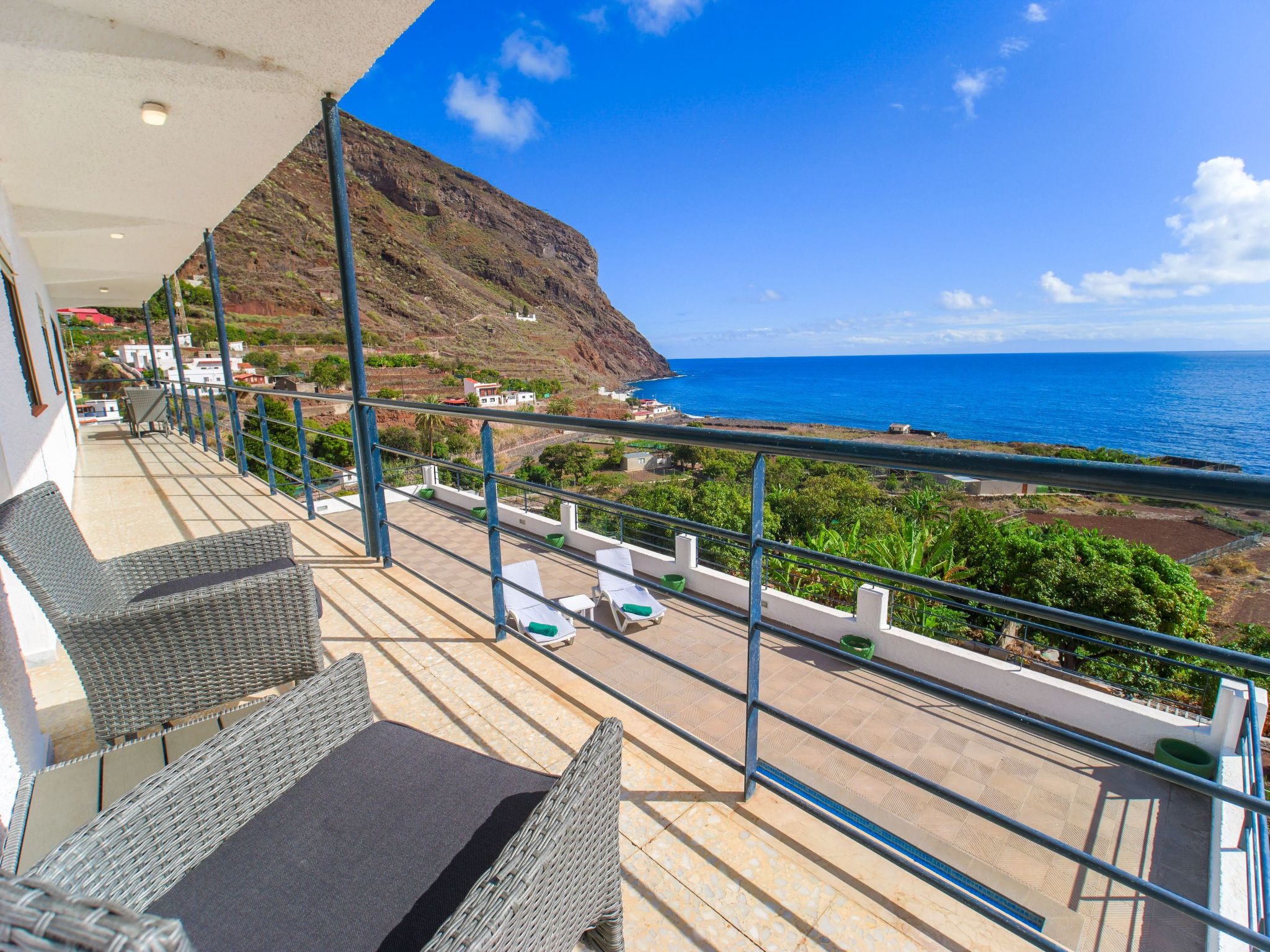 Zweitstöckiges Ferienvilla mit Terrassen, Pool, Sauna sowie herrlichem Berg- un