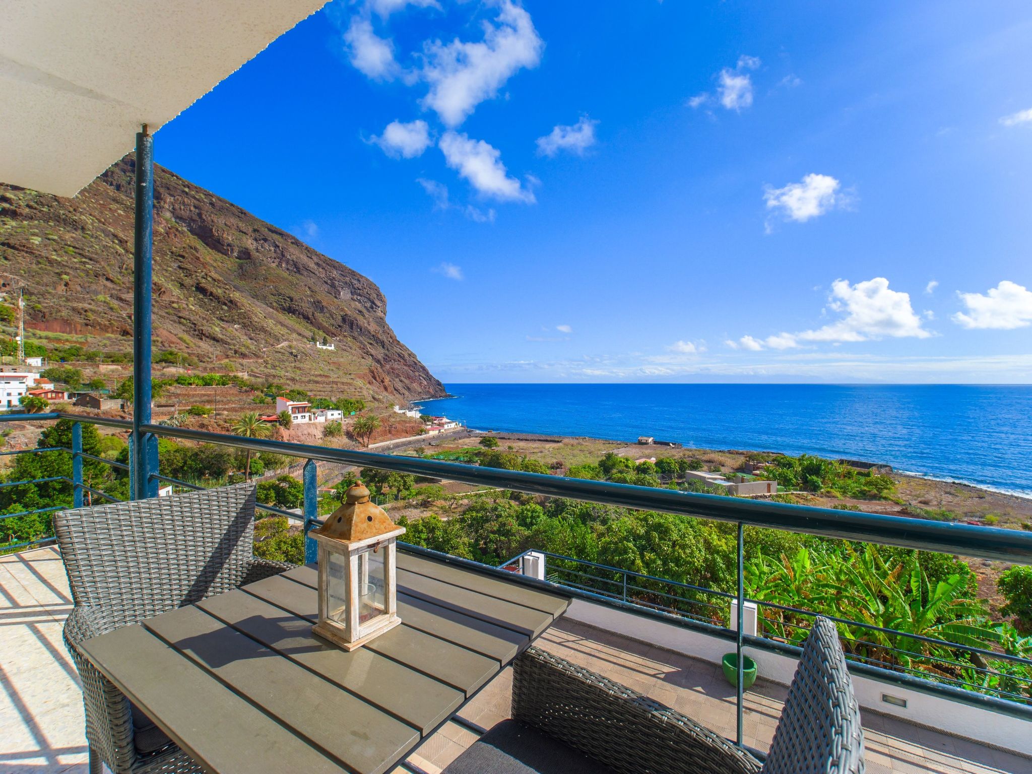 Zweitstöckiges Ferienvilla mit Terrassen, Pool, Sauna sowie herrlichem Berg- un-Outside