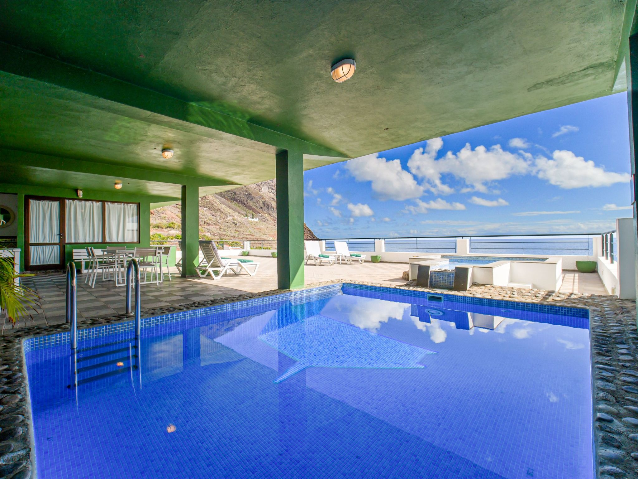 Zweitstöckiges Ferienvilla mit Terrassen, Pool, Sauna sowie herrlichem Berg- un-Outside