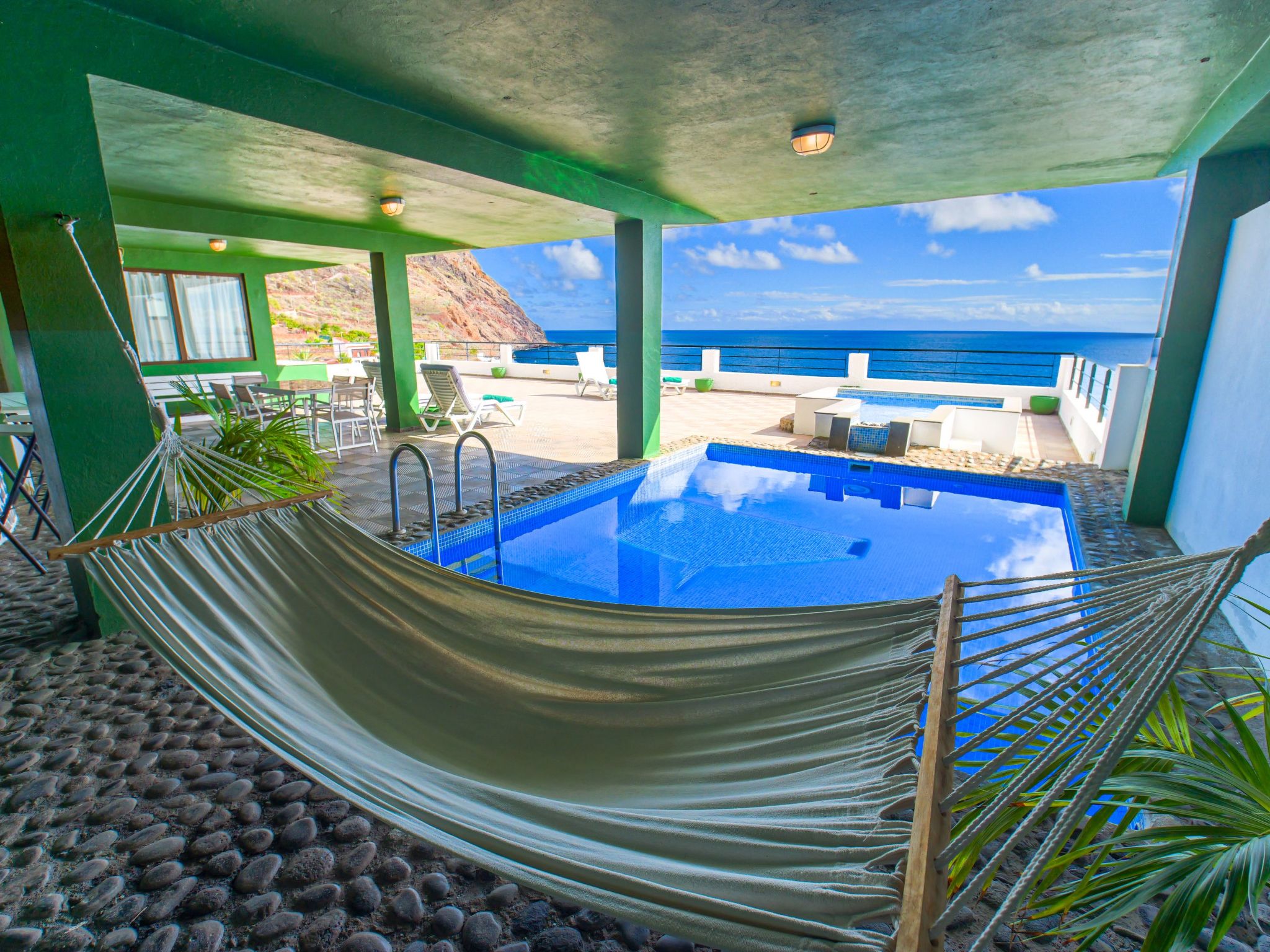 Zweitstöckiges Ferienvilla mit Terrassen, Pool, Sauna sowie herrlichem Berg- un-Outside