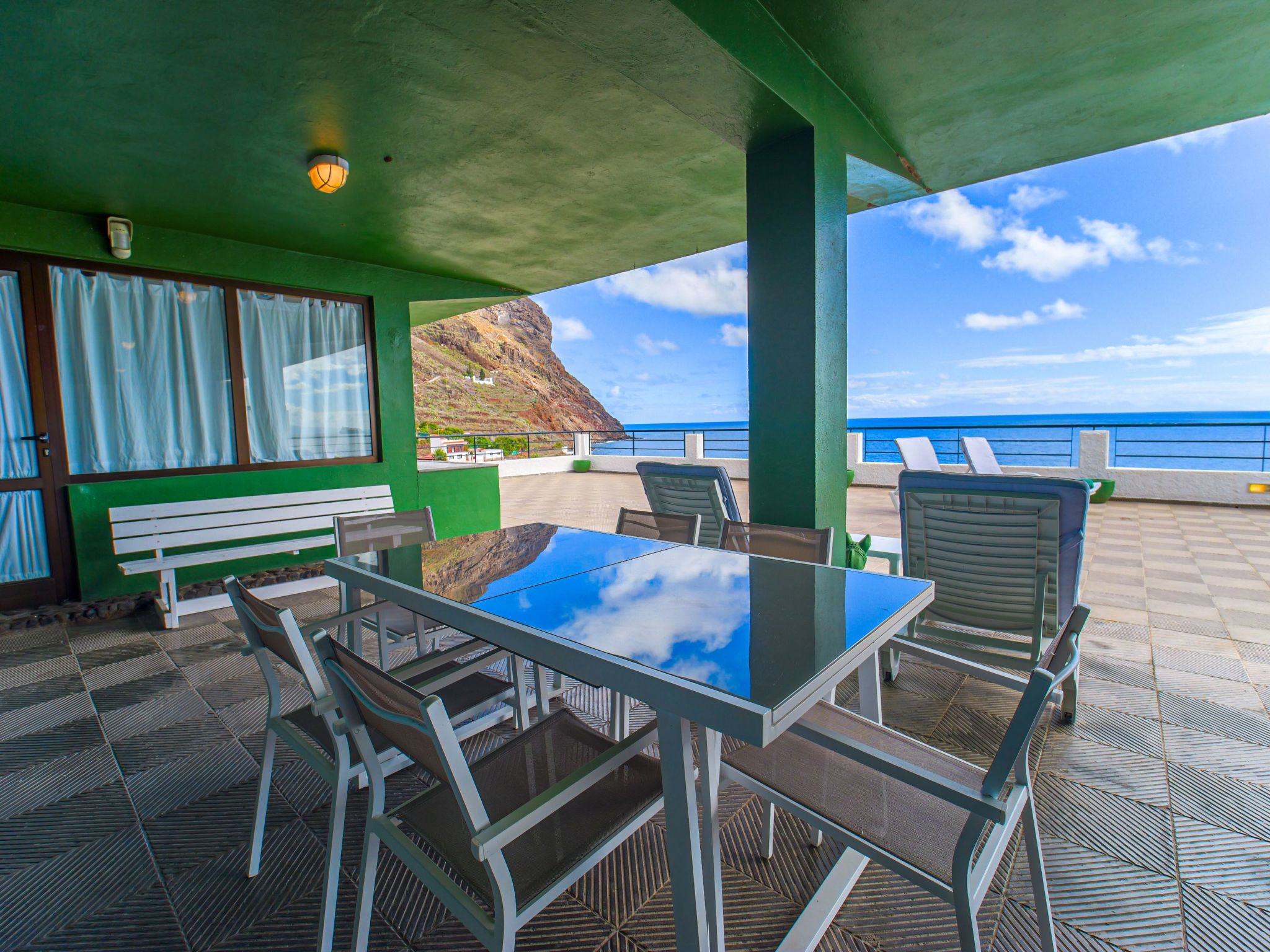 Zweitstöckiges Ferienvilla mit Terrassen, Pool, Sauna sowie herrlichem Berg- un-Outside