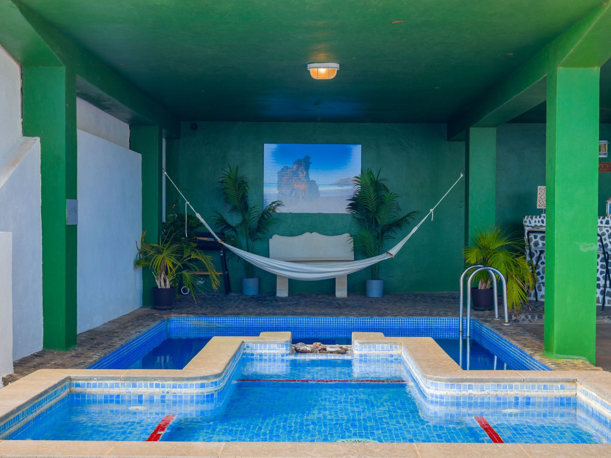 Zweitstöckiges Ferienvilla mit Terrassen, Pool, Sauna sowie herrlichem Berg- un-Image-tags.info