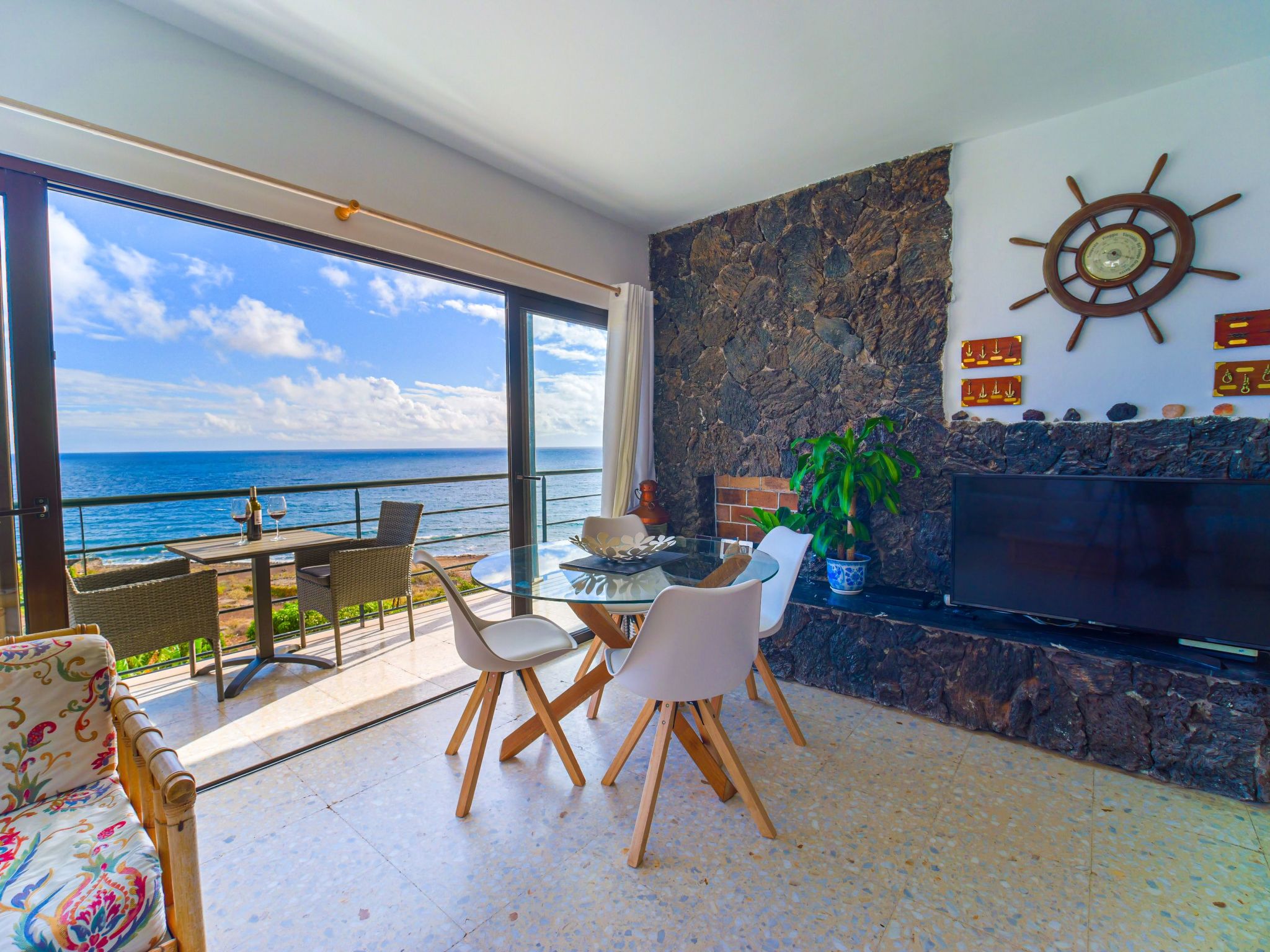 Zweitstöckiges Ferienvilla mit Terrassen, Pool, Sauna sowie herrlichem Berg- un-Inside