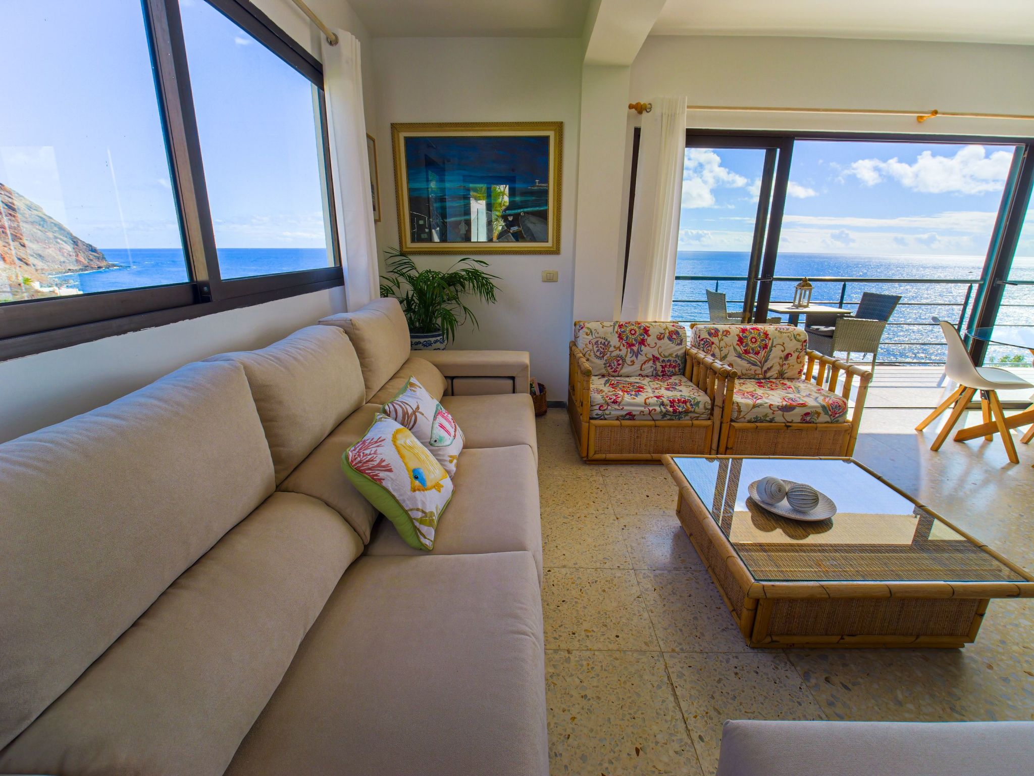 Zweitstöckiges Ferienvilla mit Terrassen, Pool, Sauna sowie herrlichem Berg- un-Inside