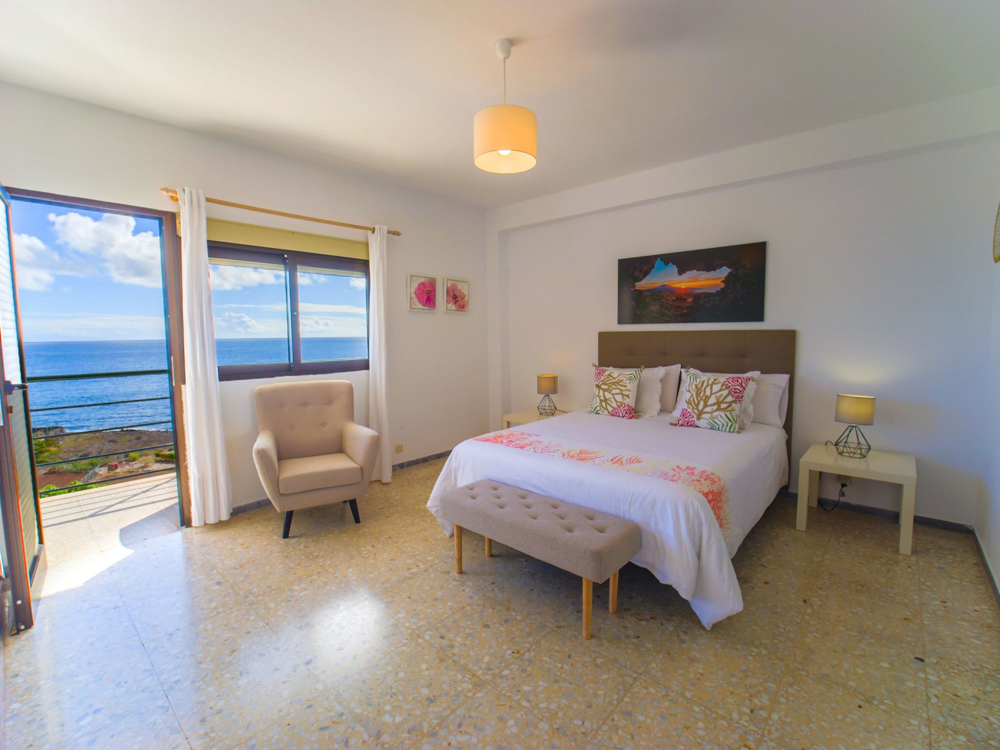 Zweitstöckiges Ferienvilla mit Terrassen, Pool, Sauna sowie herrlichem Berg- un-Inside