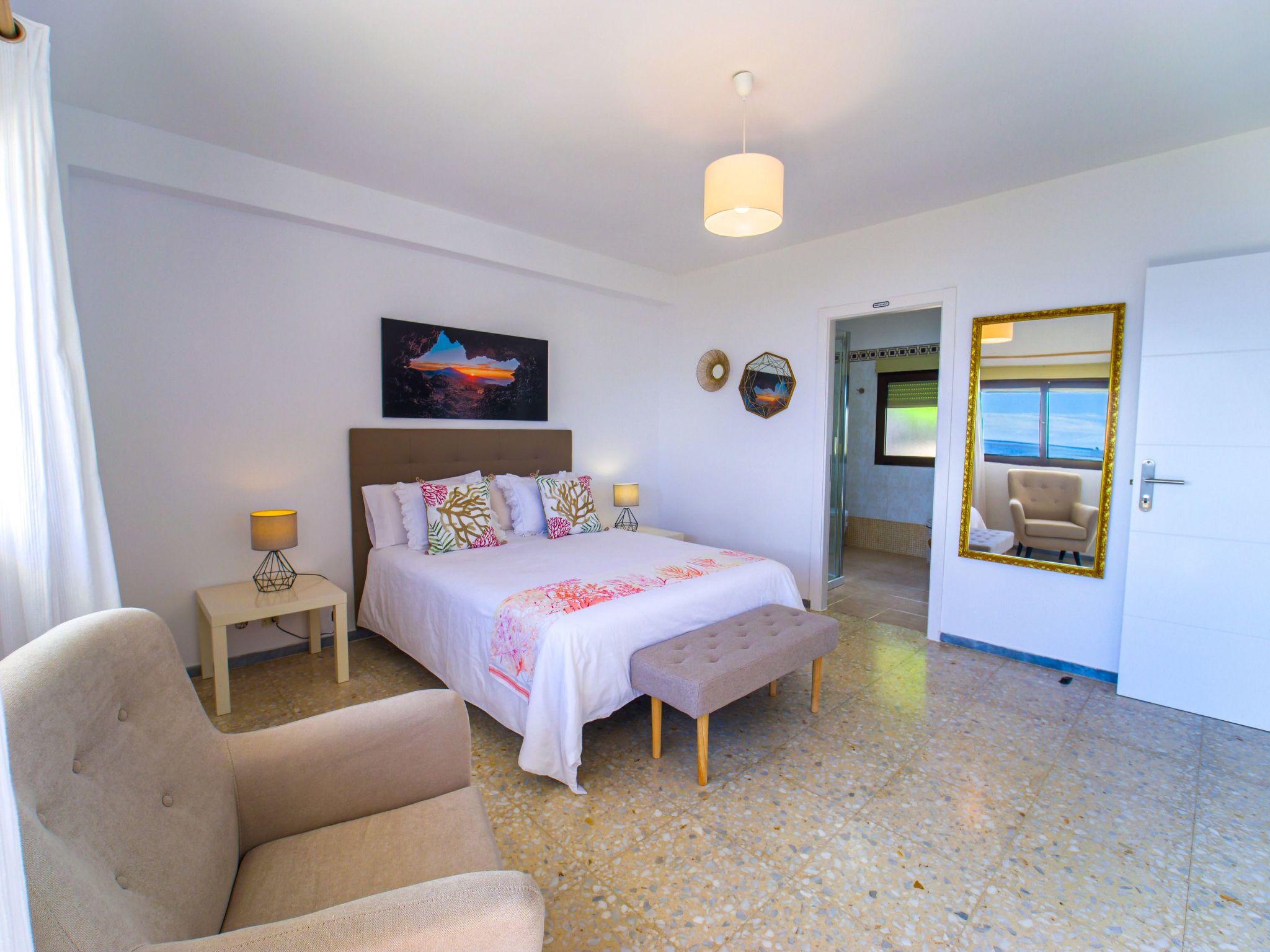 Zweitstöckiges Ferienvilla mit Terrassen, Pool, Sauna sowie herrlichem Berg- un-Inside