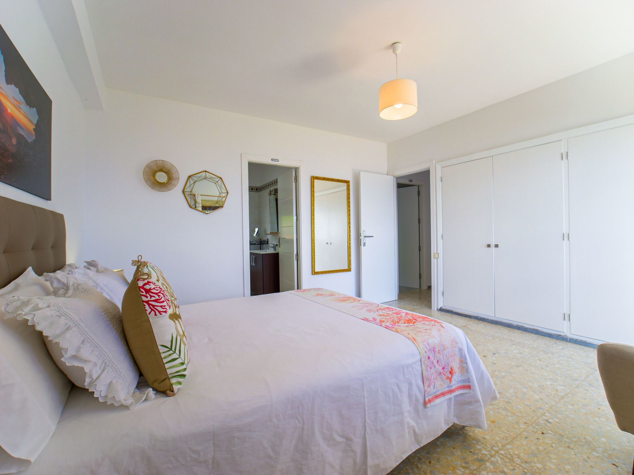 Zweitstöckiges Ferienvilla mit Terrassen, Pool, Sauna sowie herrlichem Berg- un-Inside