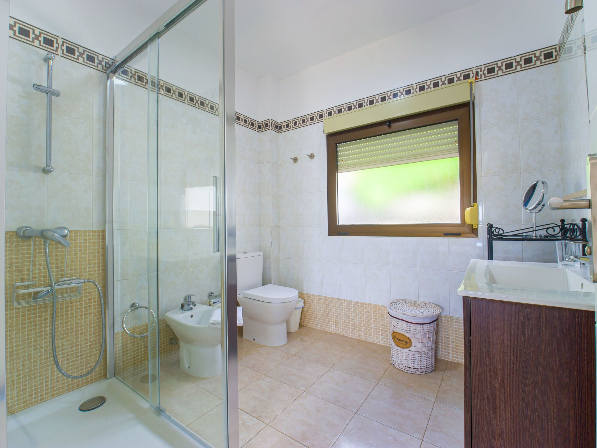 Zweitstöckiges Ferienvilla mit Terrassen, Pool, Sauna sowie herrlichem Berg- un-Inside