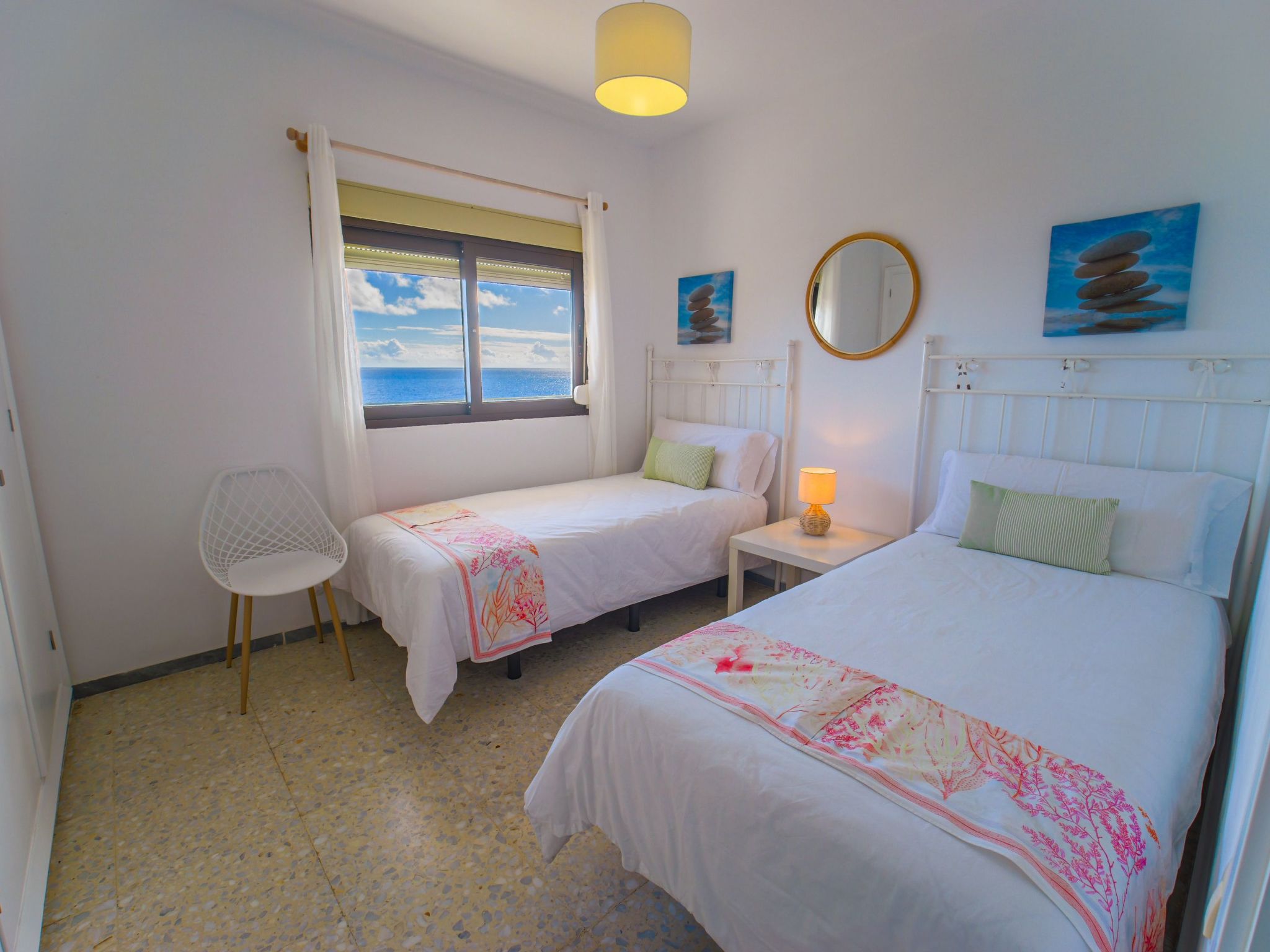 Zweitstöckiges Ferienvilla mit Terrassen, Pool, Sauna sowie herrlichem Berg- un-Image-tags.info