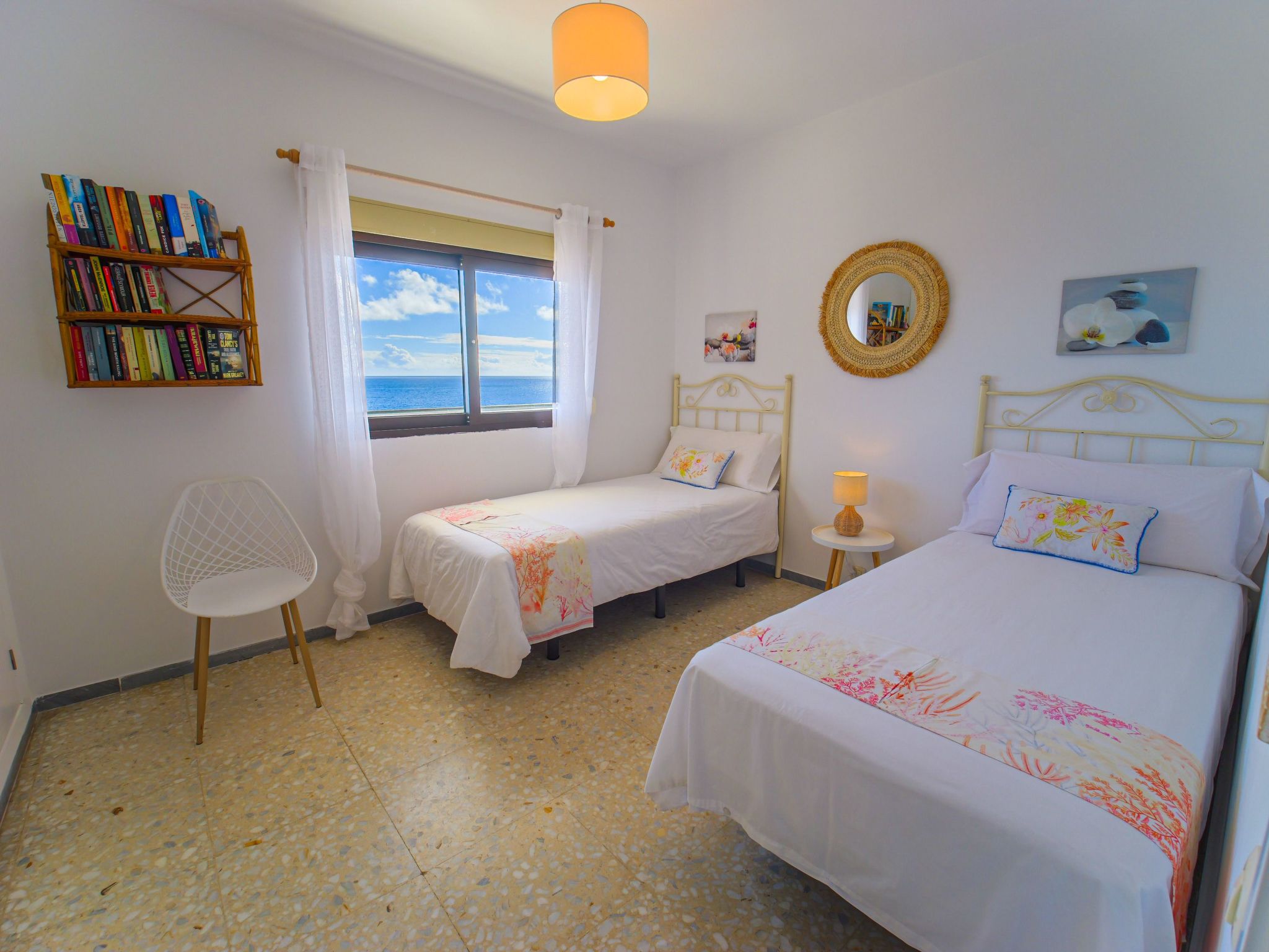 Zweitstöckiges Ferienvilla mit Terrassen, Pool, Sauna sowie herrlichem Berg- un-Image-tags.info