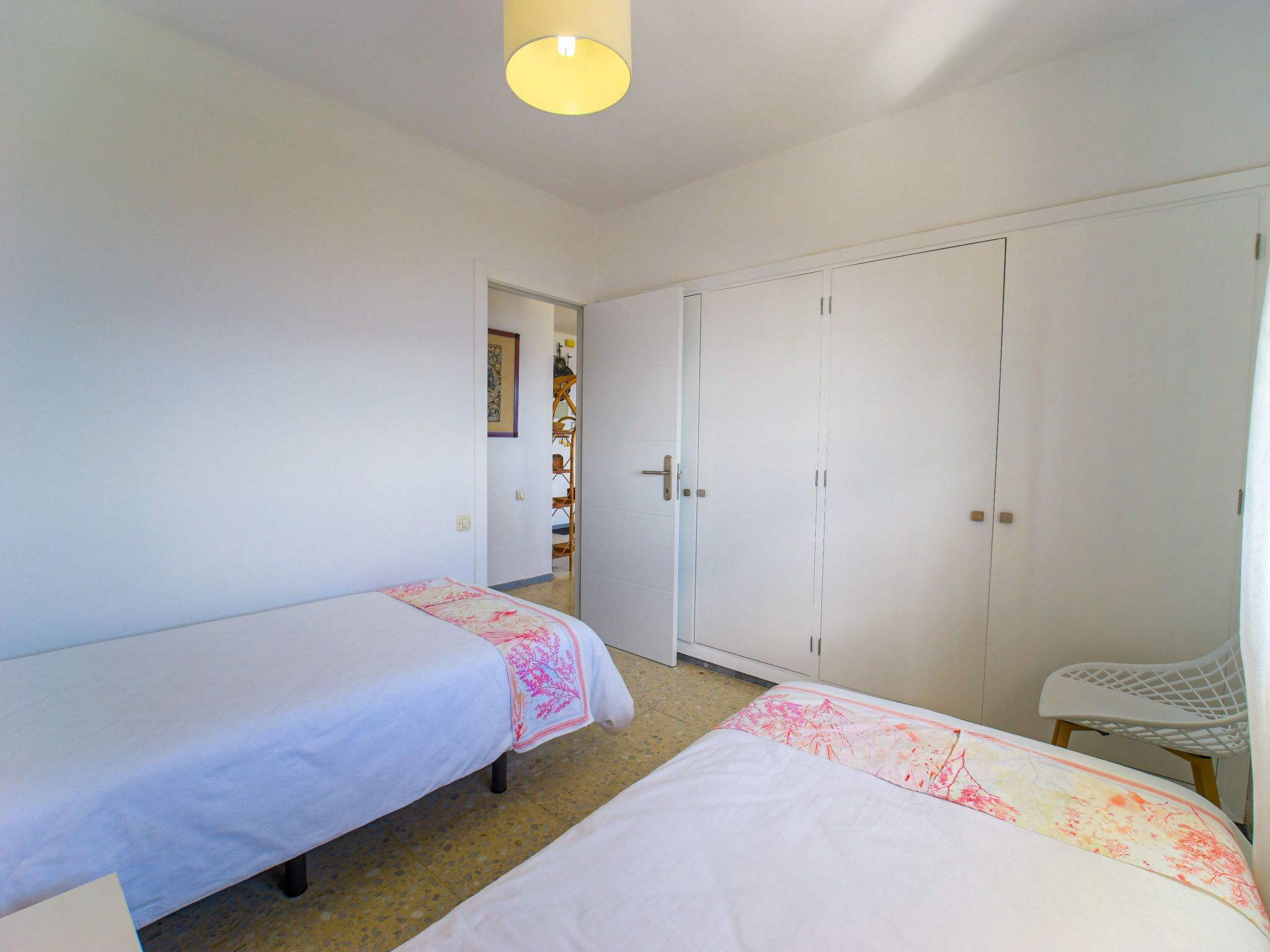 Zweitstöckiges Ferienvilla mit Terrassen, Pool, Sauna sowie herrlichem Berg- un-Inside