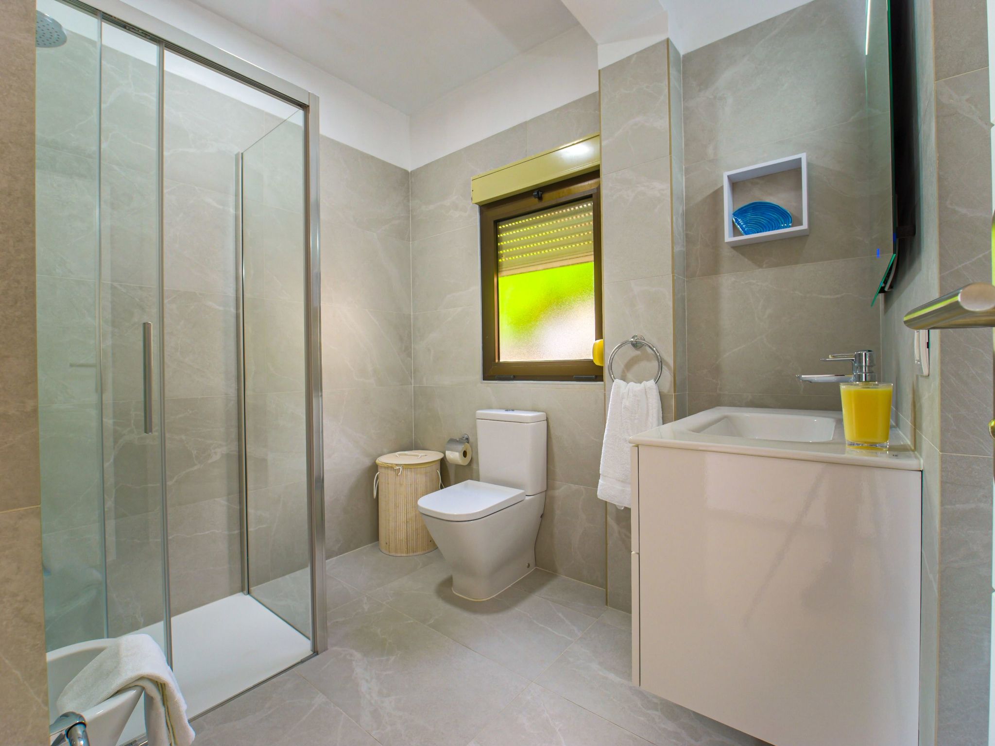 Zweitstöckiges Ferienvilla mit Terrassen, Pool, Sauna sowie herrlichem Berg- un-Inside