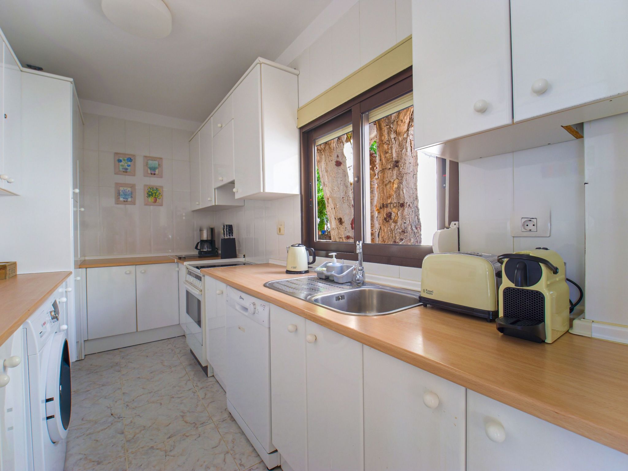 Zweitstöckiges Ferienvilla mit Terrassen, Pool, Sauna sowie herrlichem Berg- un-Inside