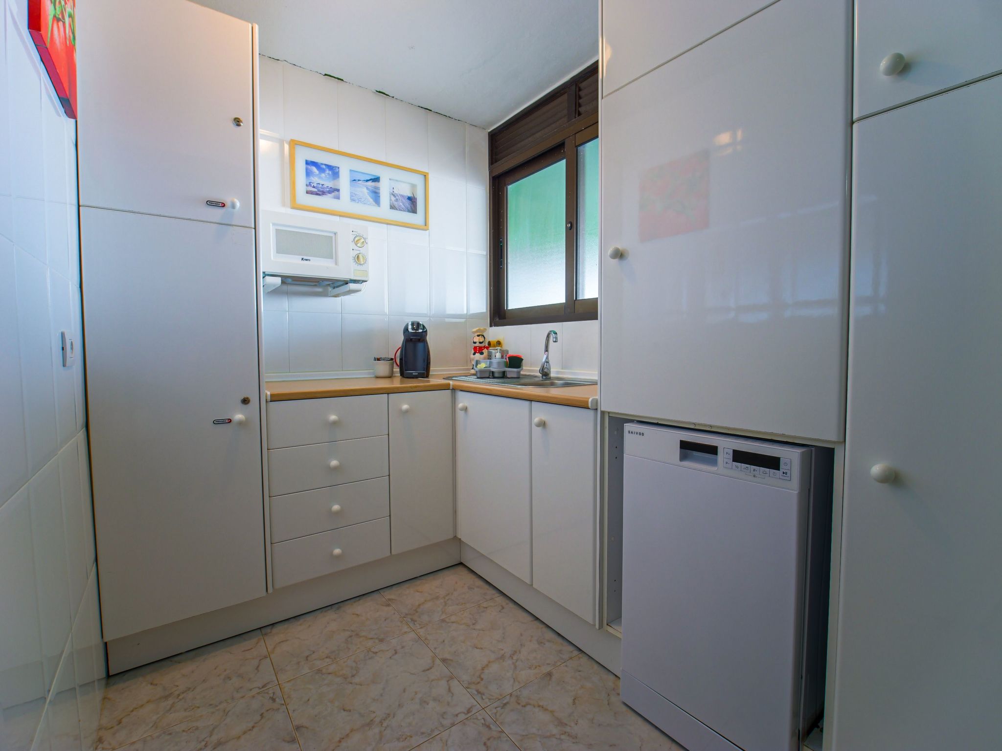 Zweitstöckiges Ferienvilla mit Terrassen, Pool, Sauna sowie herrlichem Berg- un-Inside