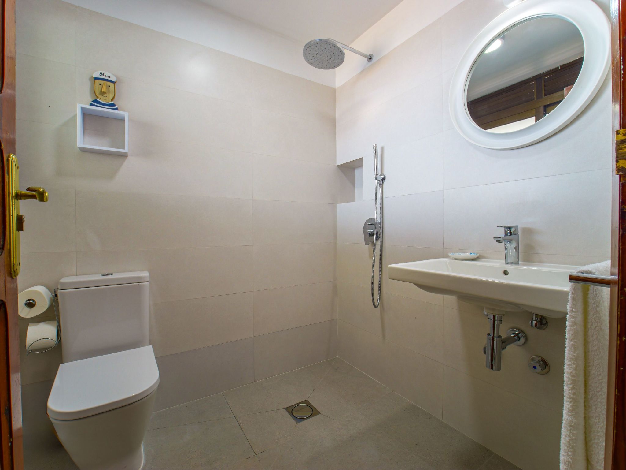 Zweitstöckiges Ferienvilla mit Terrassen, Pool, Sauna sowie herrlichem Berg- un-Inside