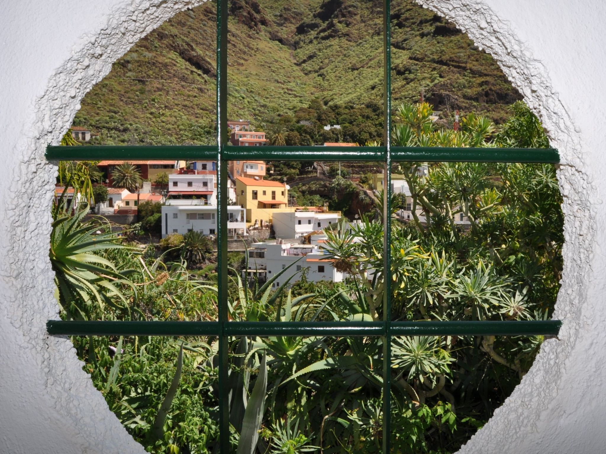 Zweitstöckiges Ferienvilla mit Terrassen, Pool, Sauna sowie herrlichem Berg- un-Outside