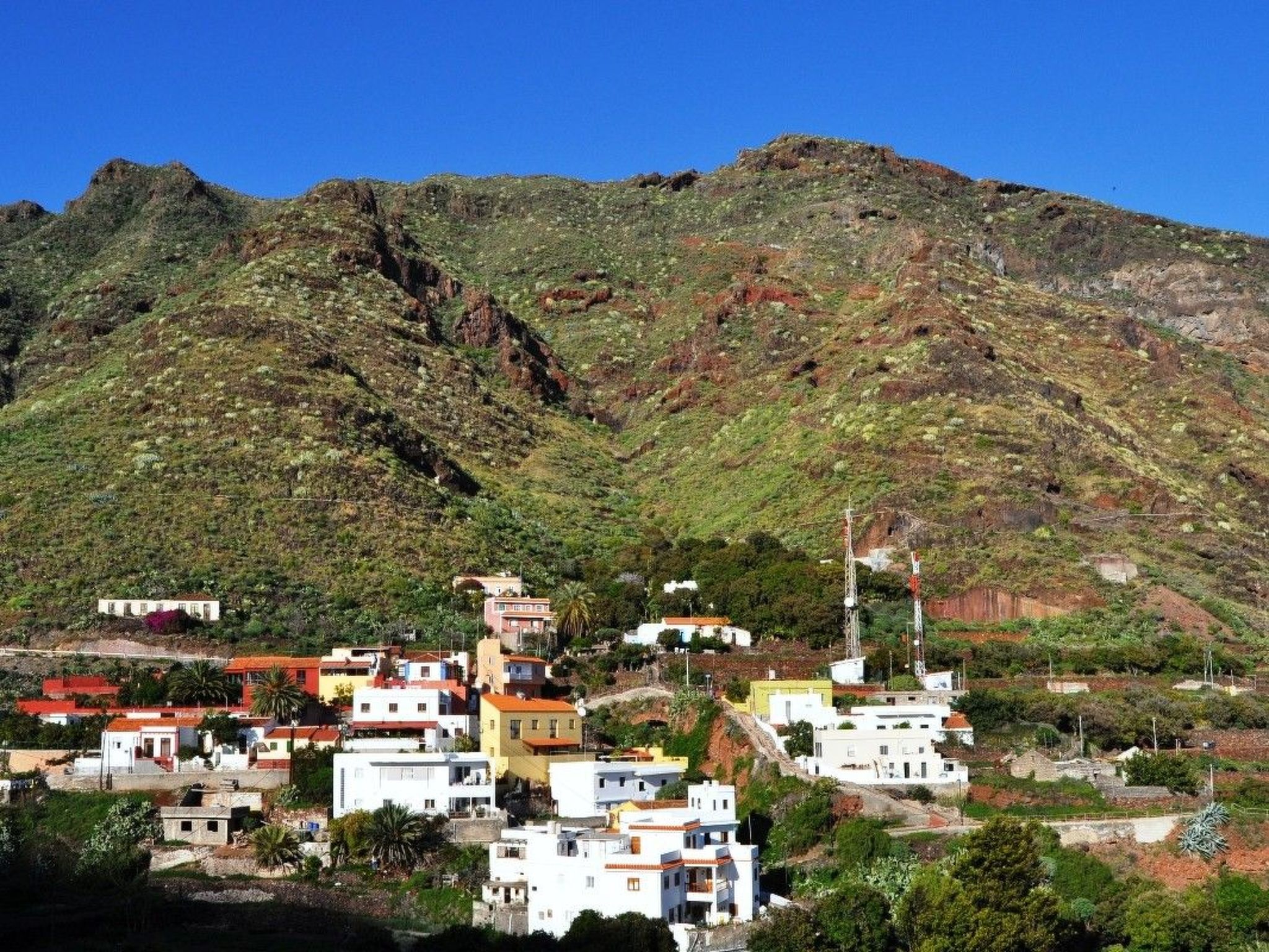 Zweitstöckiges Ferienvilla mit Terrassen, Pool, Sauna sowie herrlichem Berg- un-Outside