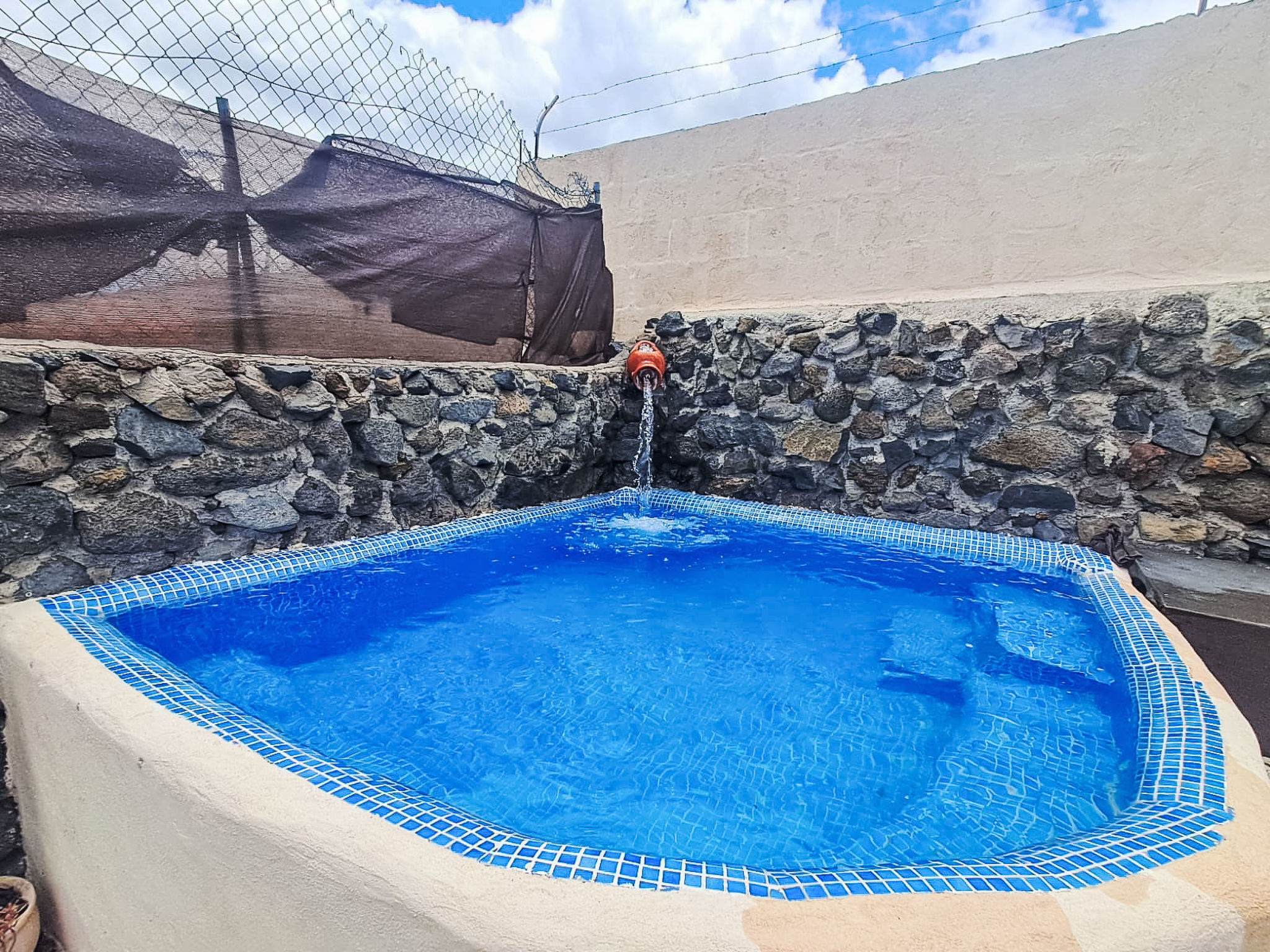 Haus mit Schwimmbad-Whirlpool in ruhiger Umgebung.