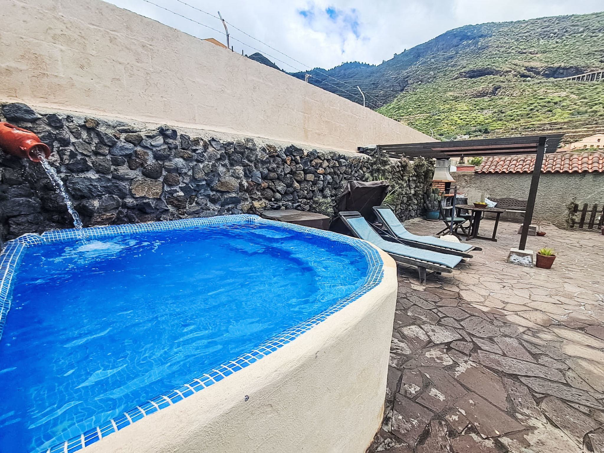 Haus mit Schwimmbad-Whirlpool in ruhiger Umgebung.