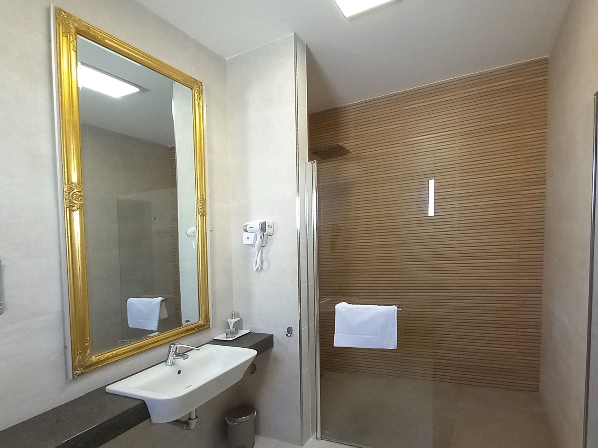 Geräumige Villa, beheizter Pool und atemberaubende Aussicht