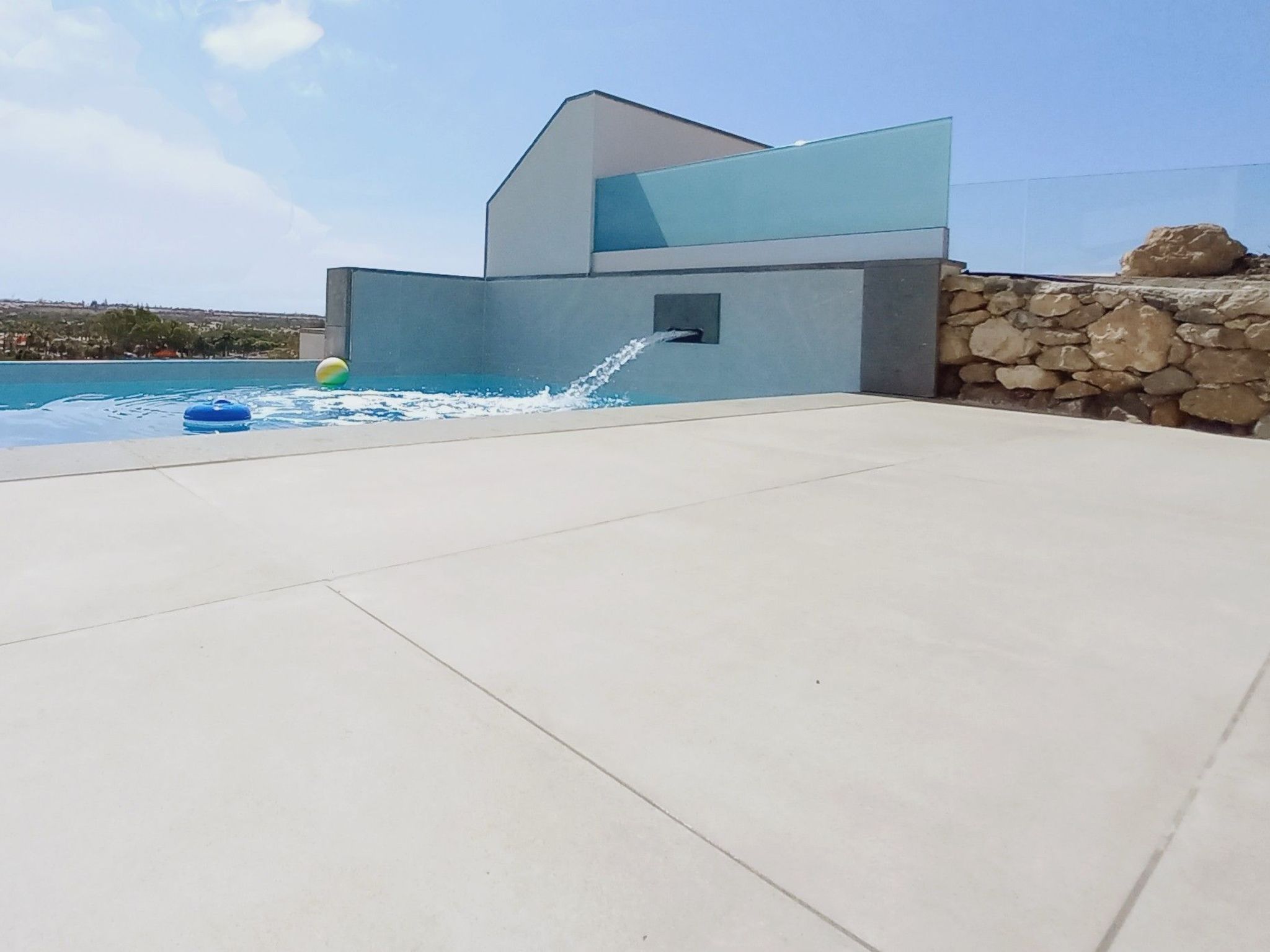 Geräumige Villa, beheizter Pool und atemberaubende Aussicht-Image-tags.info