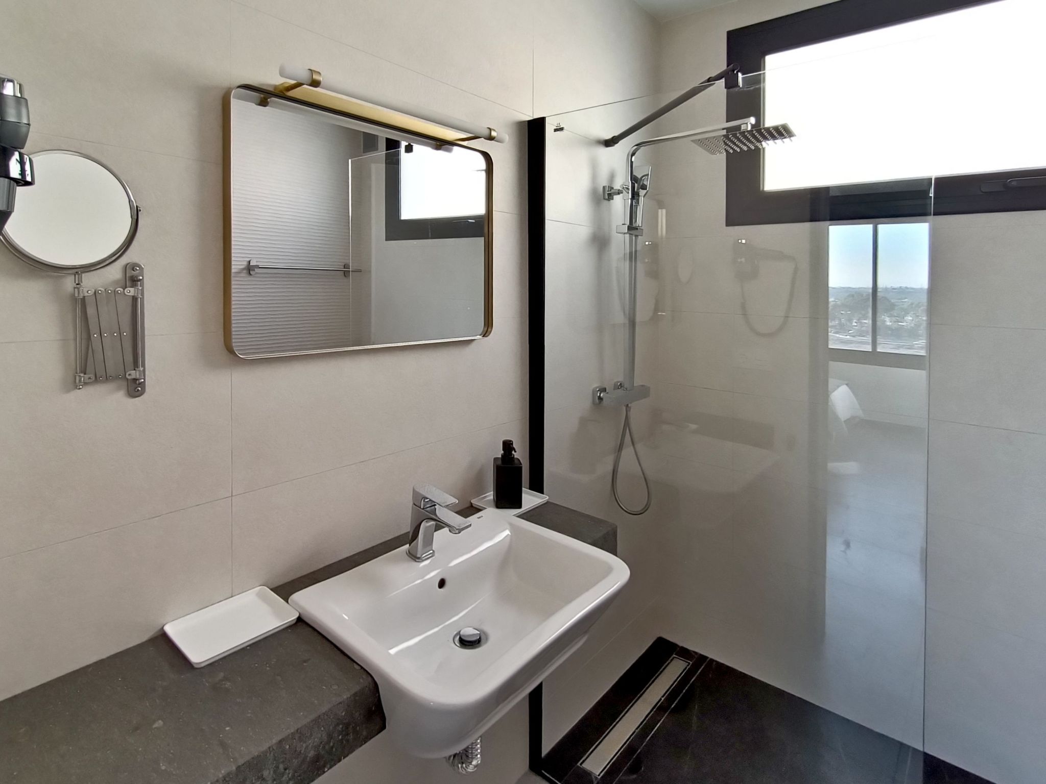 Atemberaubende Villa mit passender Aussicht-Image-tags.info