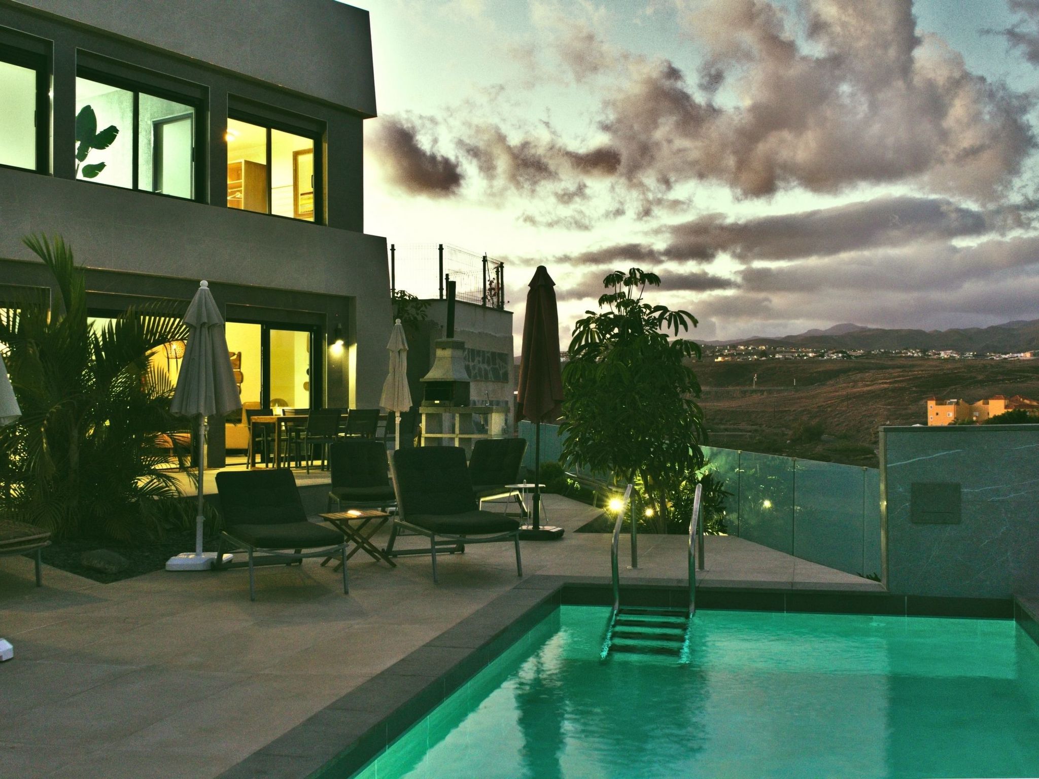 Atemberaubende Villa mit passender Aussicht-Image-tags.info