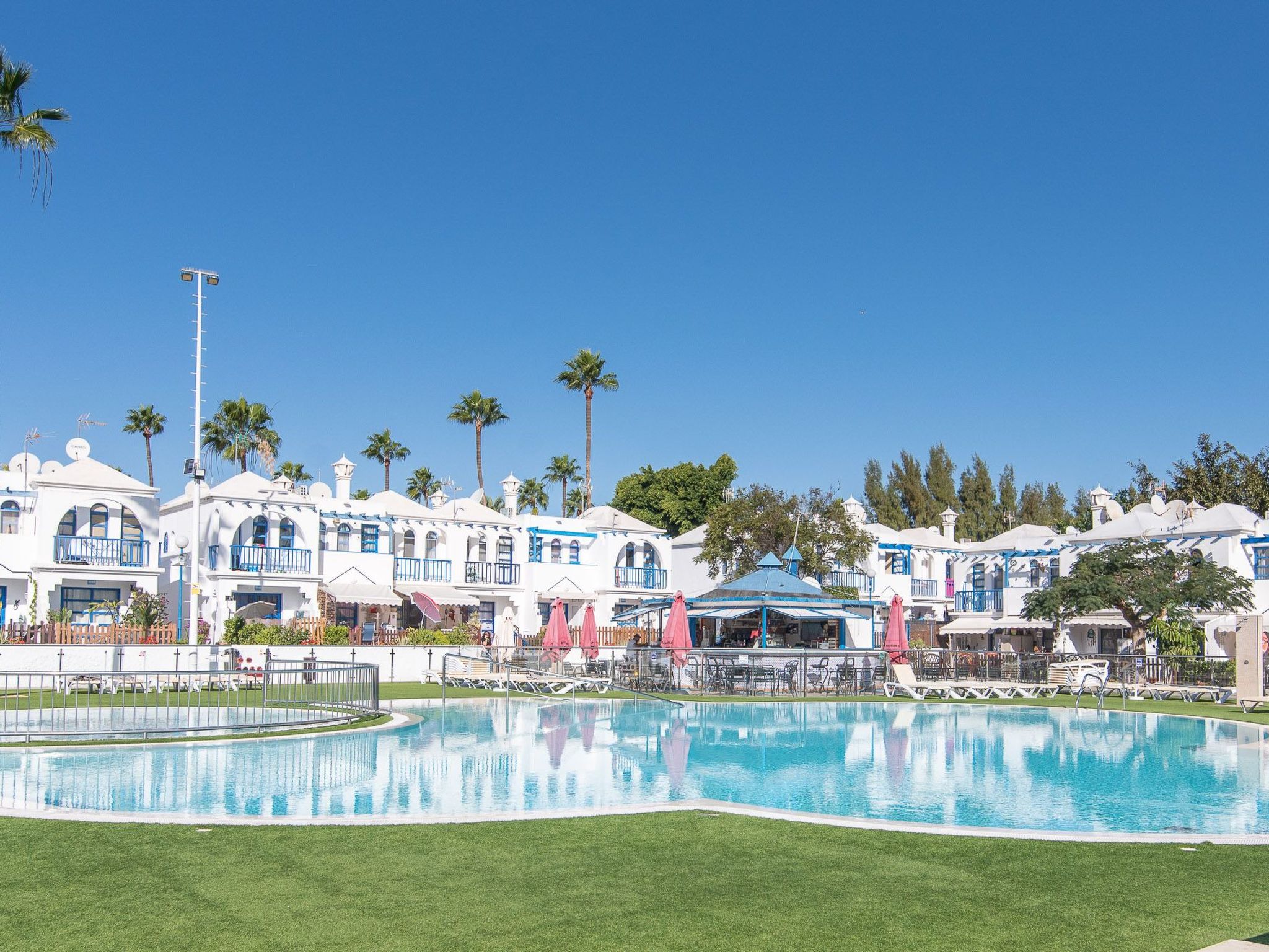 Photo of mit eigenem Garten und Terrasse