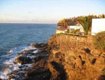 Bungalow auf einem Felsen direkt am Meer