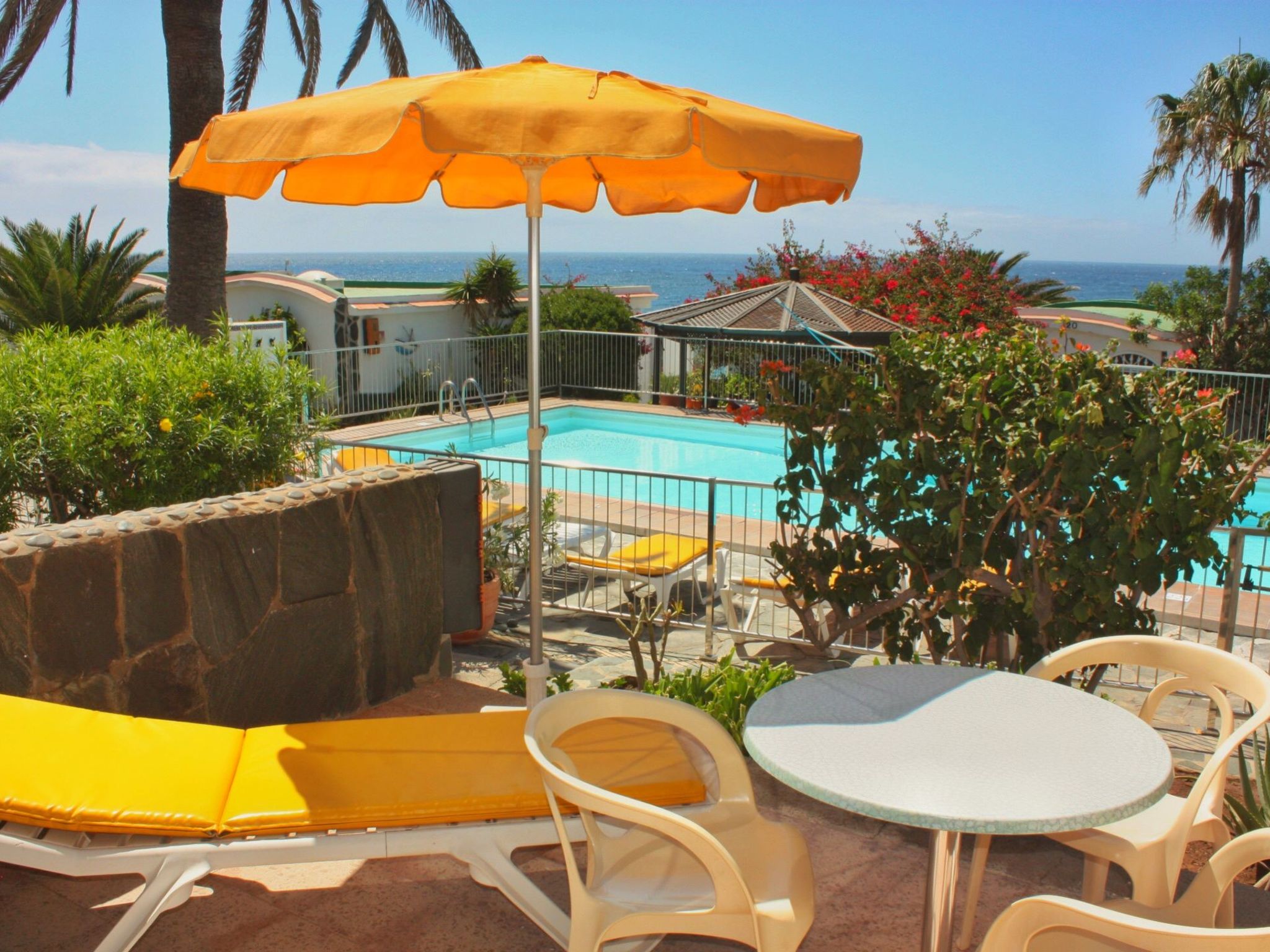 Photo of Bungalow auf einem Felsen direkt am Meer