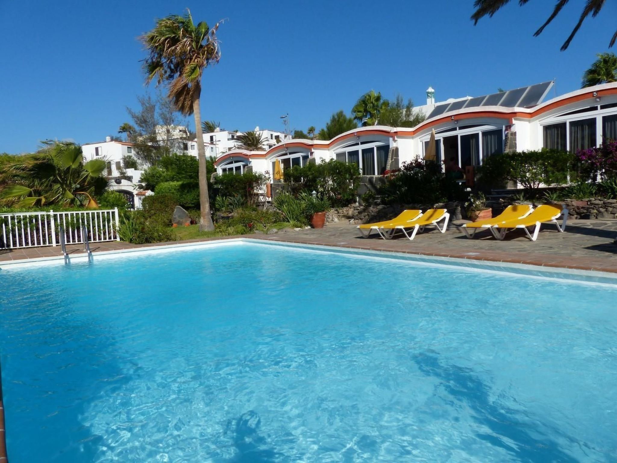 Photo of Bungalow auf einem Felsen direkt am Meer