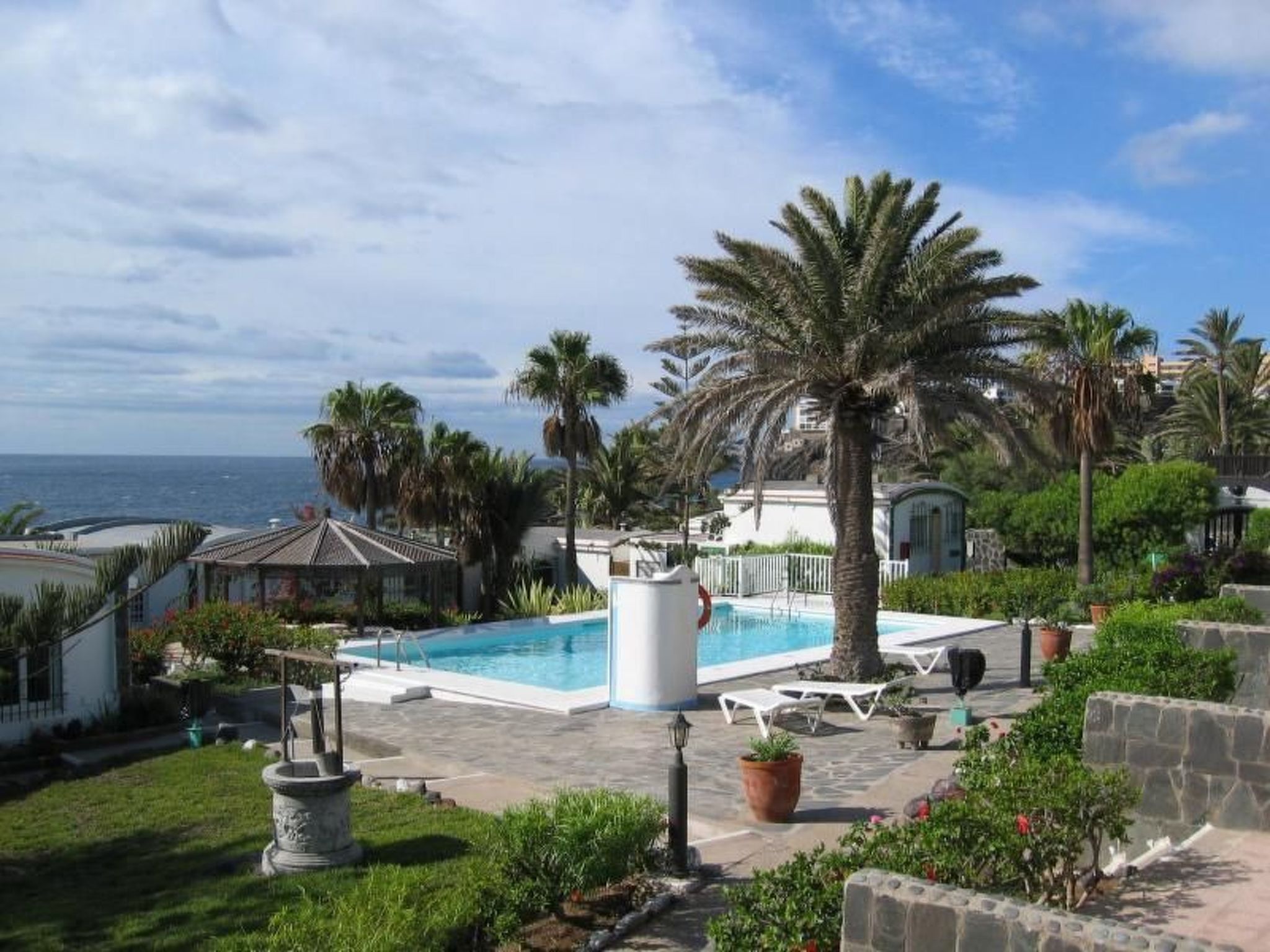 Photo of Bungalow auf einem Felsen direkt am Meer