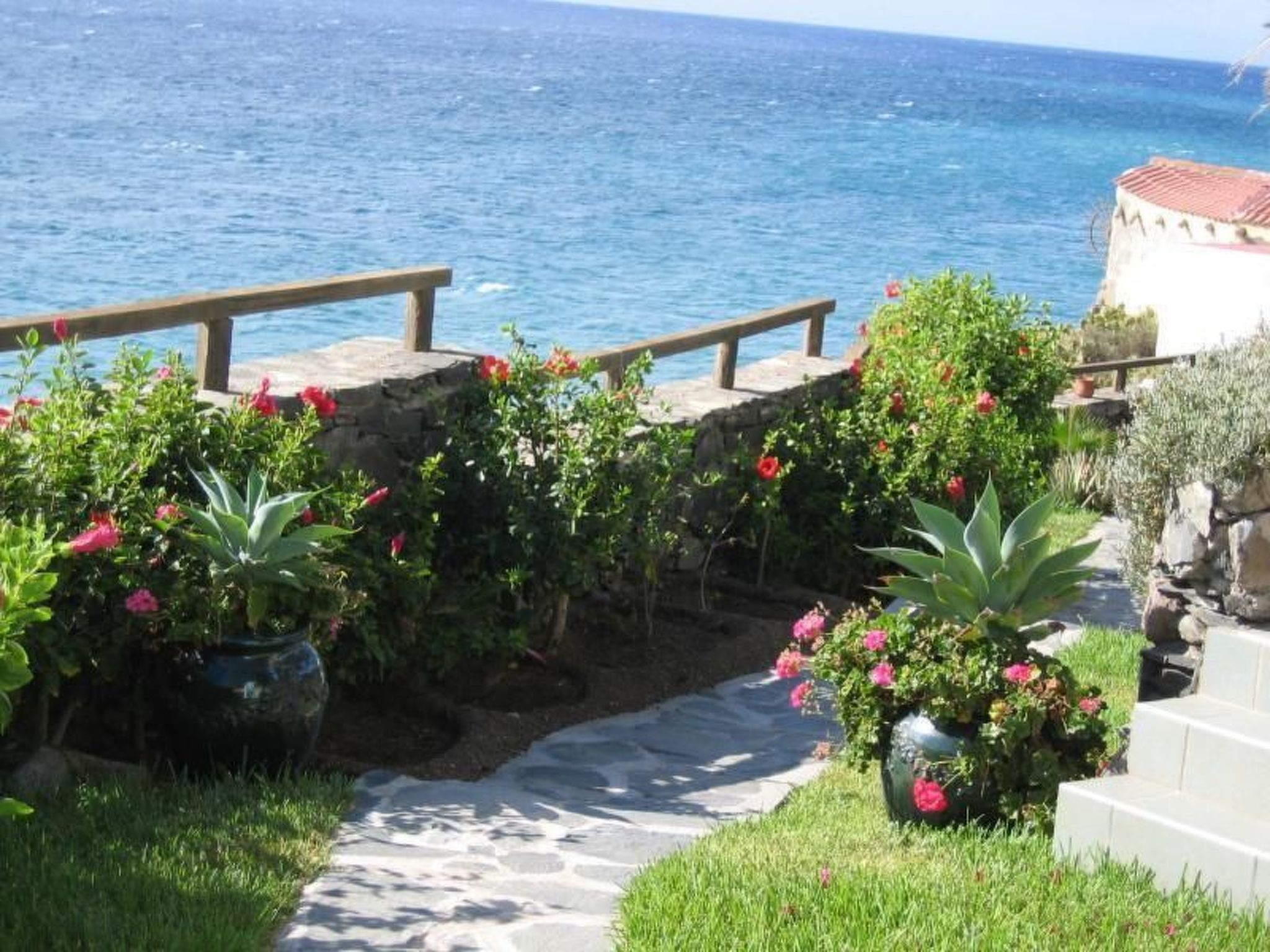 Bungalow auf einem Felsen direkt am Meer-Binnen