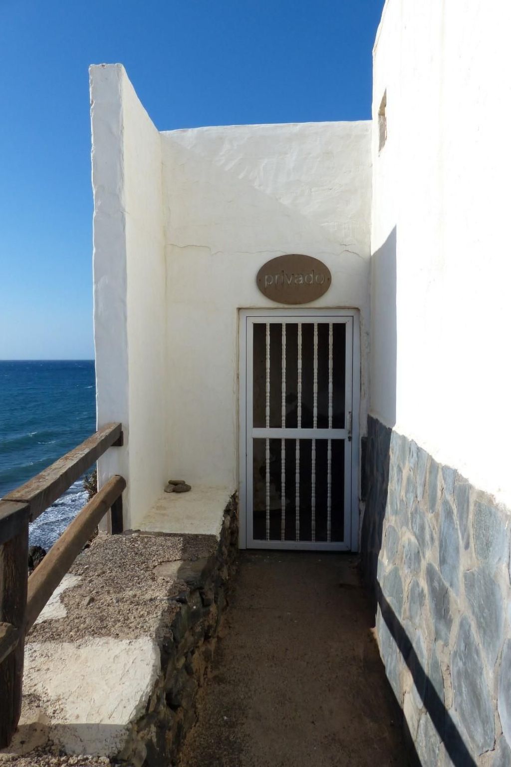Bungalow auf einem Felsen direkt am Meer-Binnen