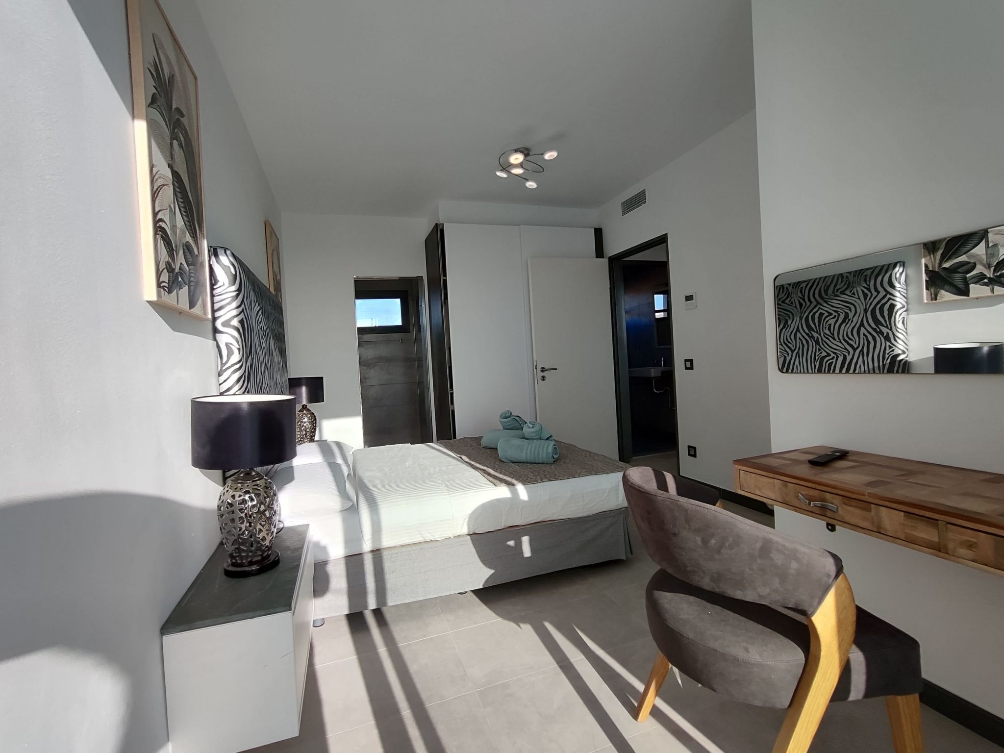 Luxuriöse Villa mit privatem Pool und Bergblick-Image-tags.info