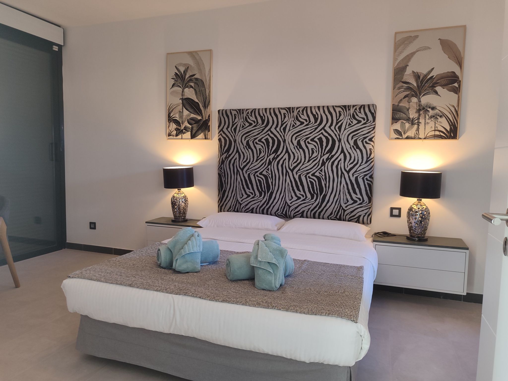 Luxuriöse Villa mit privatem Pool und Bergblick-Image-tags.info