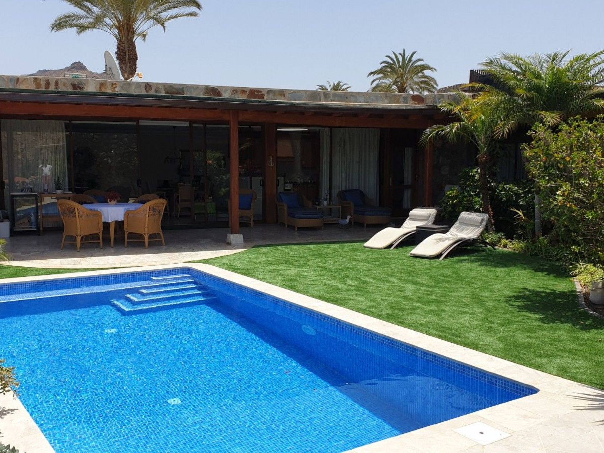 Villa mit Garten, Pool , Grill und Terrasse-Binnen