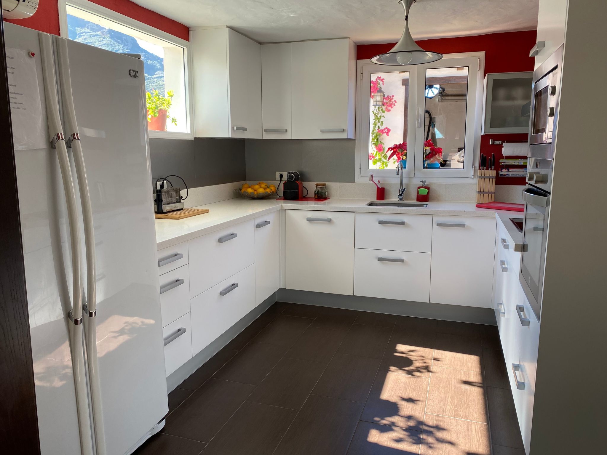 Haus mit beheiztem Schwimmbad, Berg- und Meerblick-Binnen