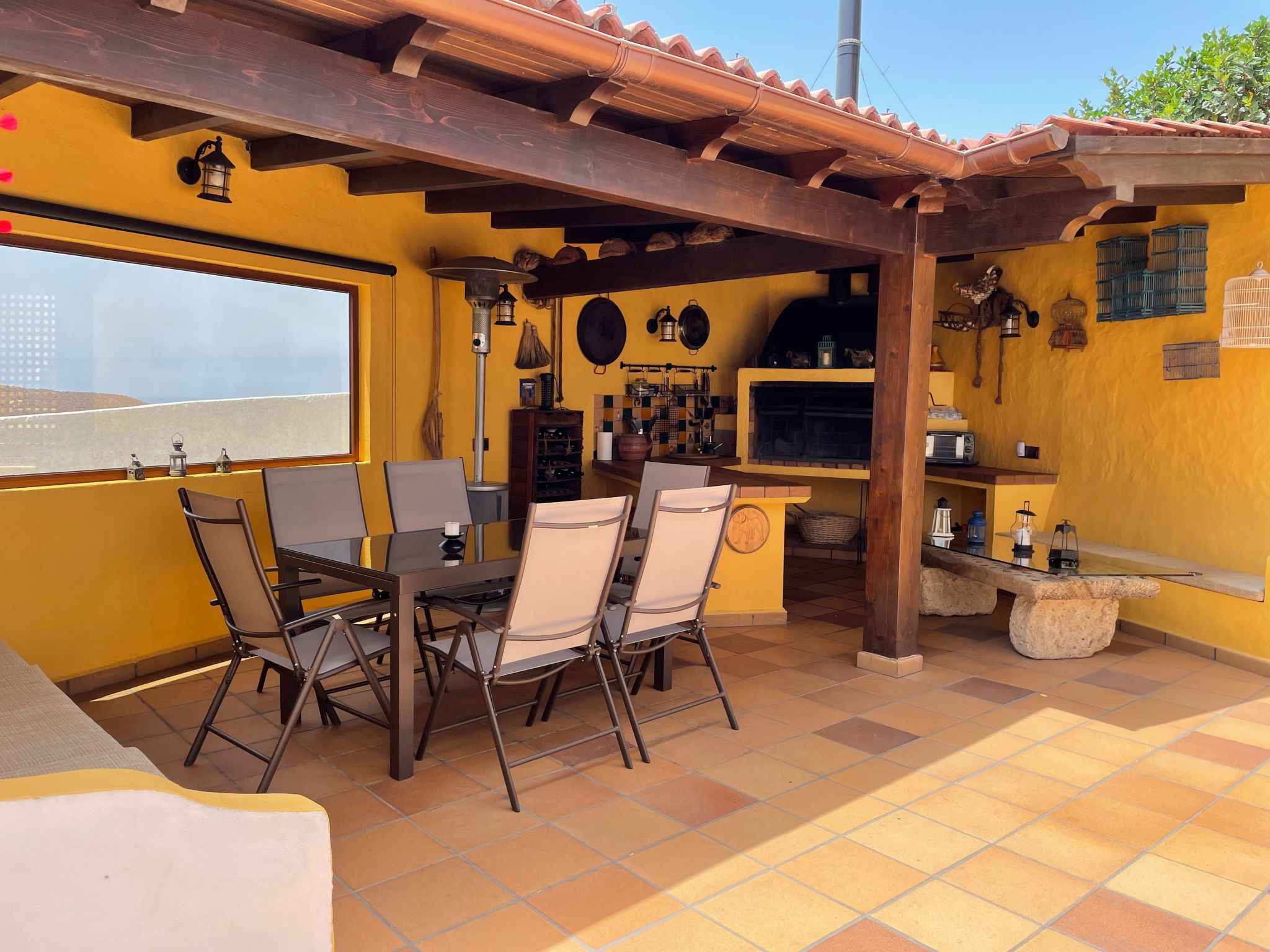 Haus mit beheiztem Schwimmbad, Berg- und Meerblick-Binnen