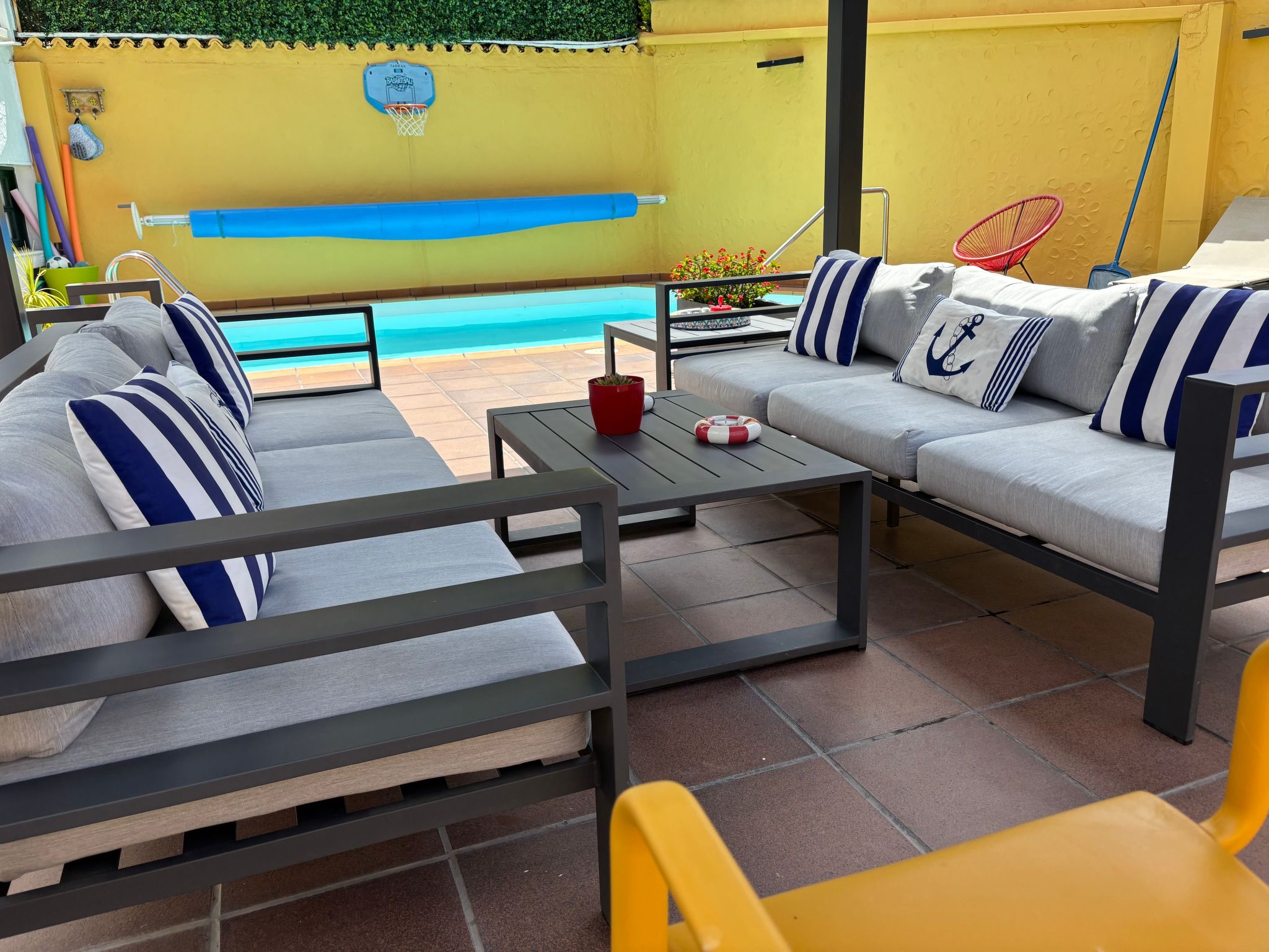 Haus mit beheiztem Schwimmbad, Berg- und Meerblick-Binnen