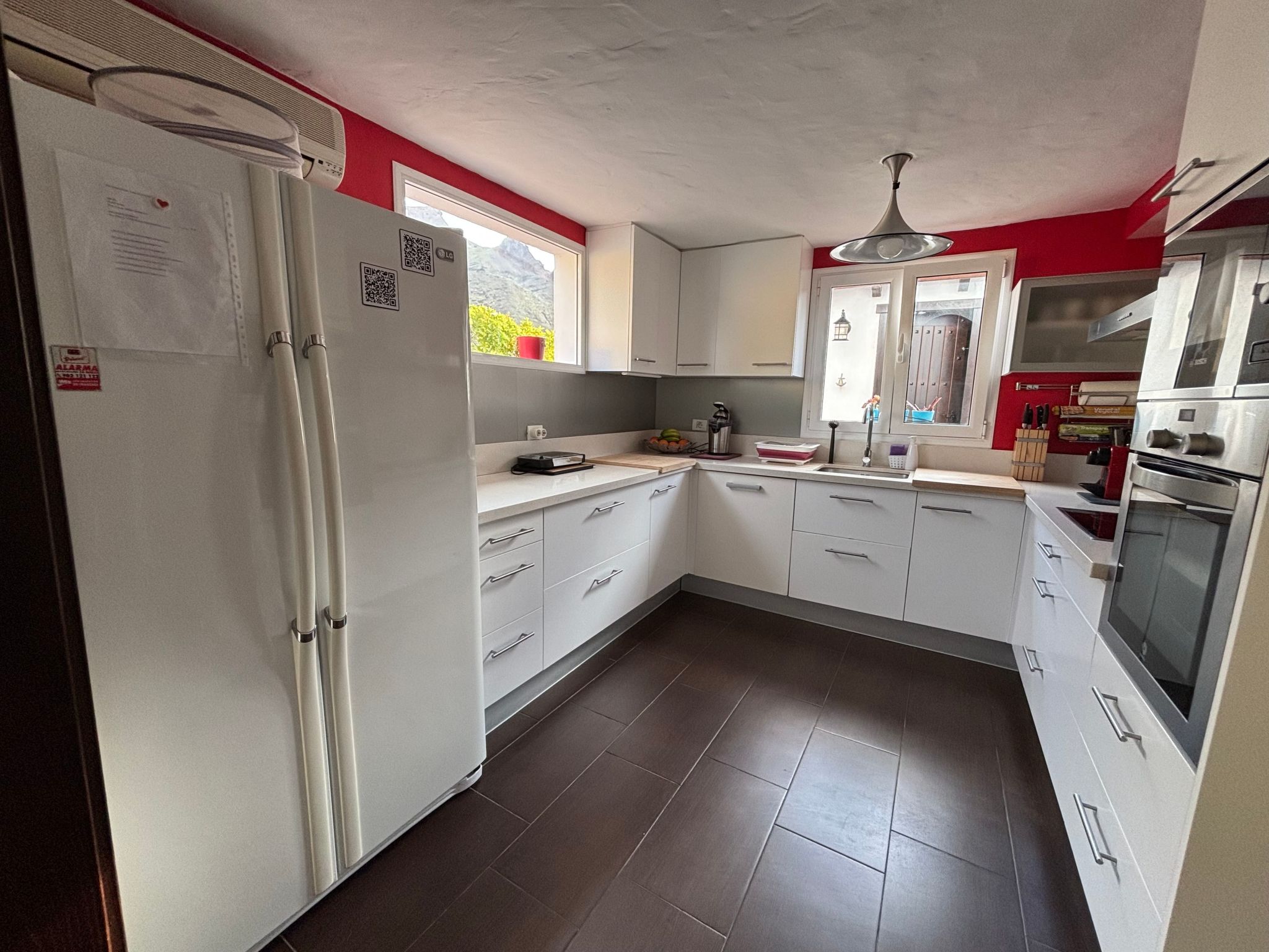 Haus mit beheiztem Schwimmbad, Berg- und Meerblick-Binnen