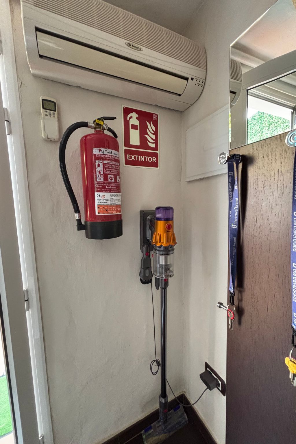 Haus mit beheiztem Schwimmbad, Berg- und Meerblick-Binnen