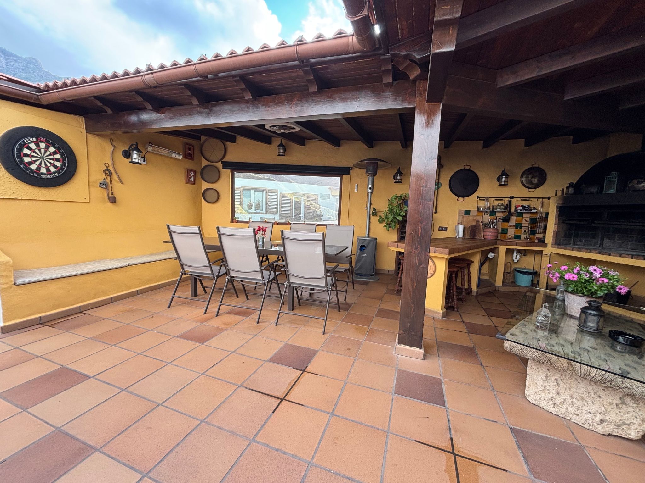 Haus mit beheiztem Schwimmbad, Berg- und Meerblick-Binnen