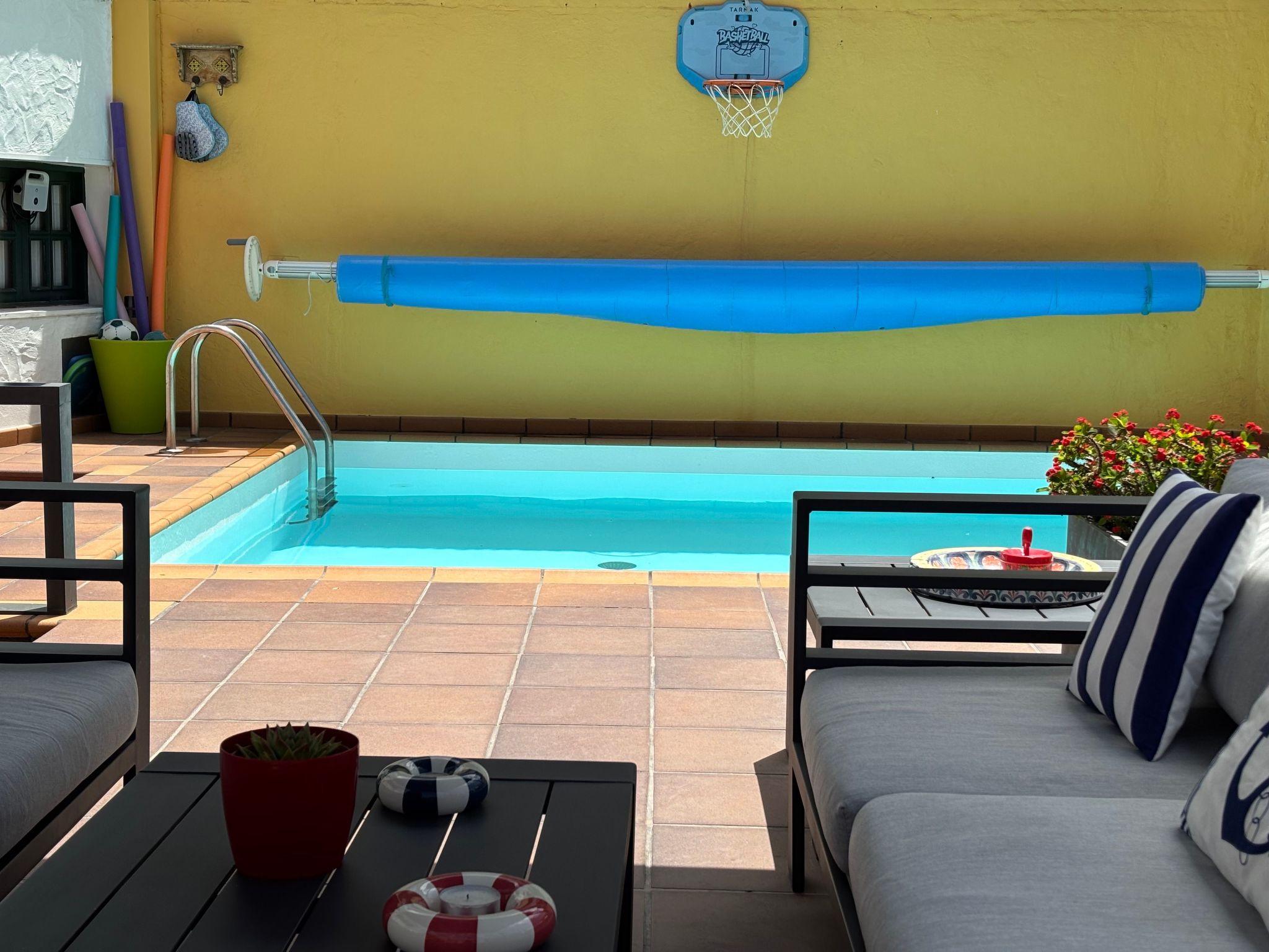 Haus mit beheiztem Schwimmbad, Berg- und Meerblick-Binnen