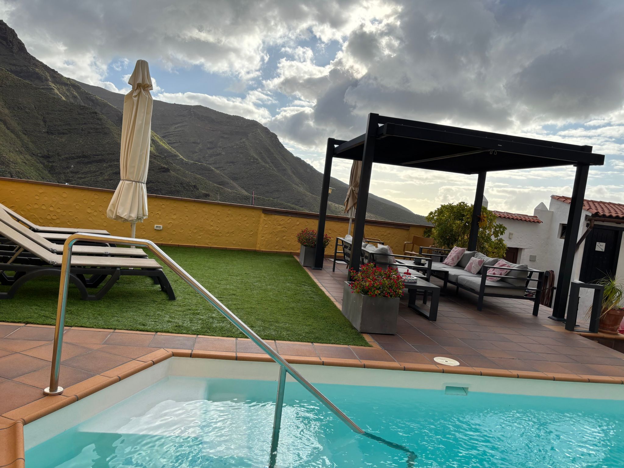 Haus mit beheiztem Schwimmbad, Berg- und Meerblick