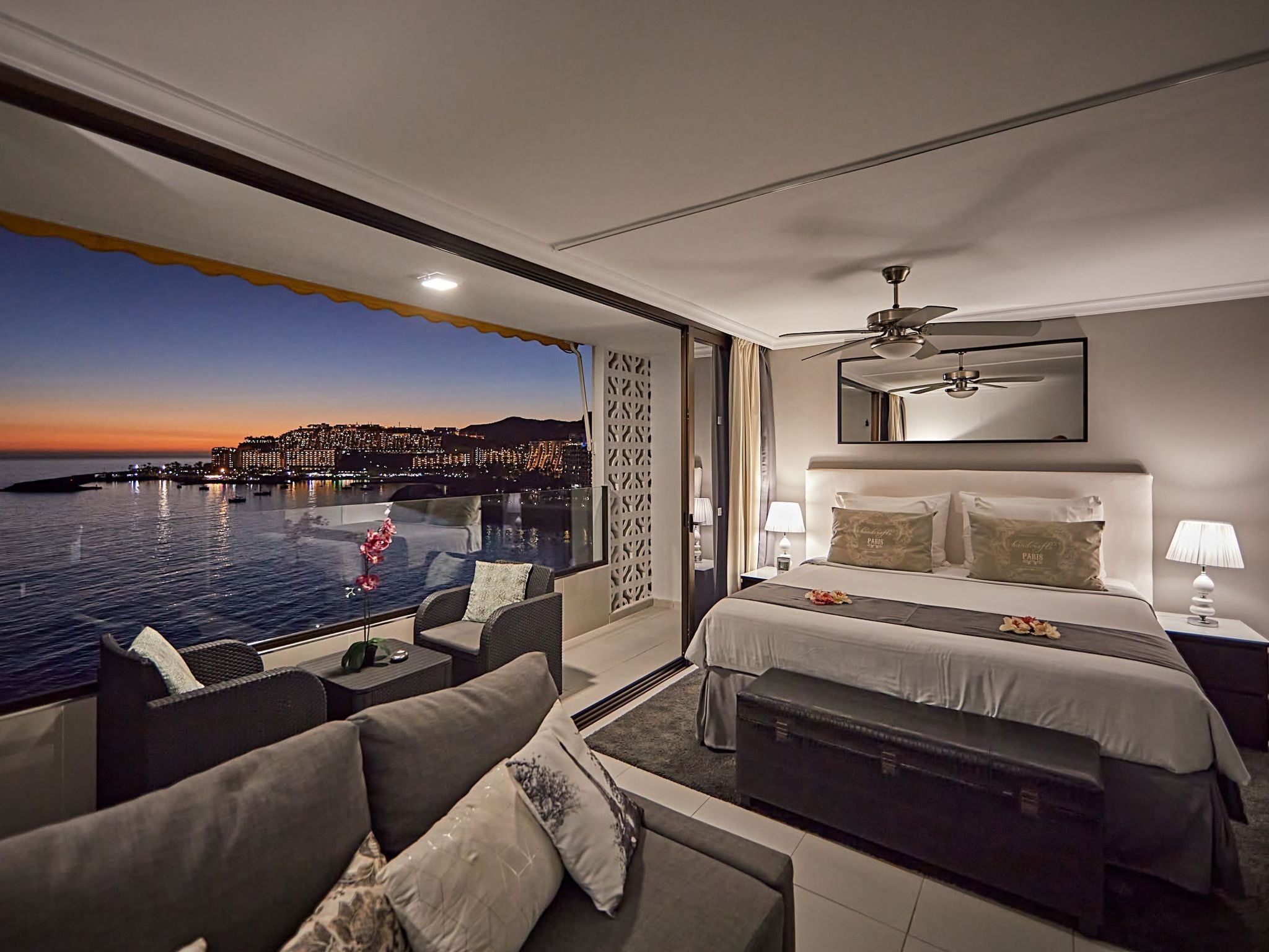 Modernes Strandapartment mit atemberaubendem Meerblick-Image-tags.info